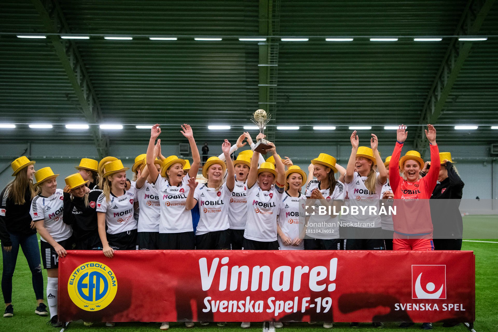 Limhamn Bunkeflos Elina Lenir höjer pokalen efter segern i finalen i SM-slutspelet för F19 mellan Rosengård och Limhamn Bunkeflo den 4 november 2018 i Stockholm.