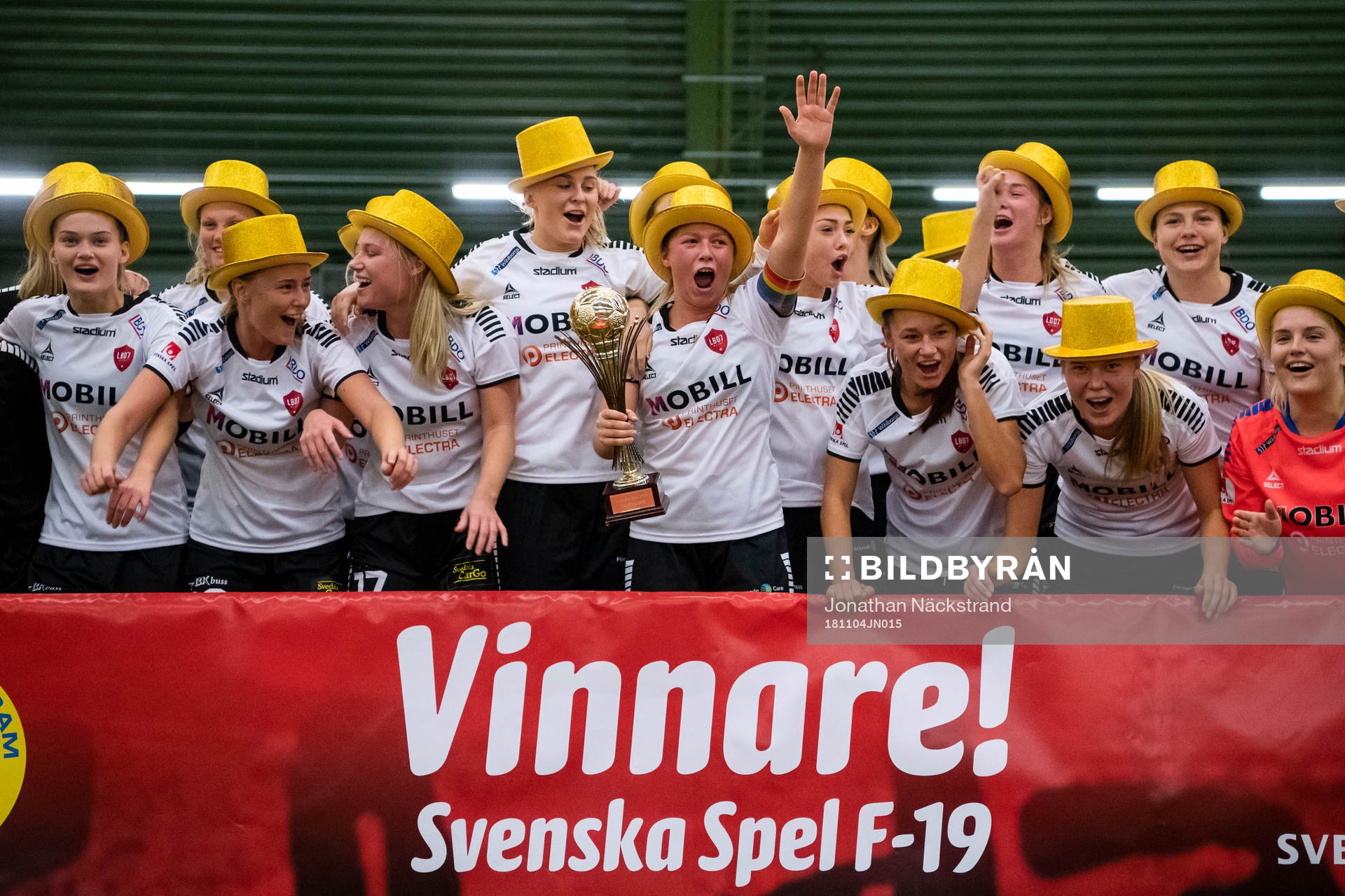 Limhamn Bunkeflos Elina Lenir höjer pokalen