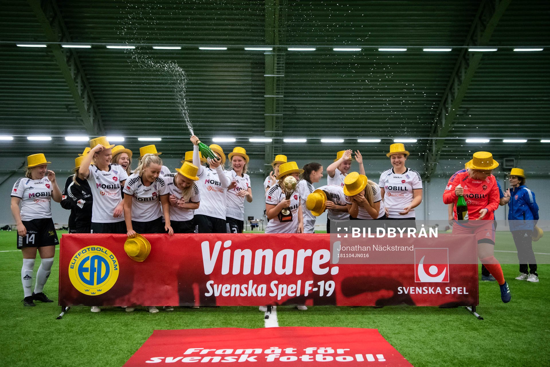 Limhamn Bunkeflos Elina Lenir höjer pokalen