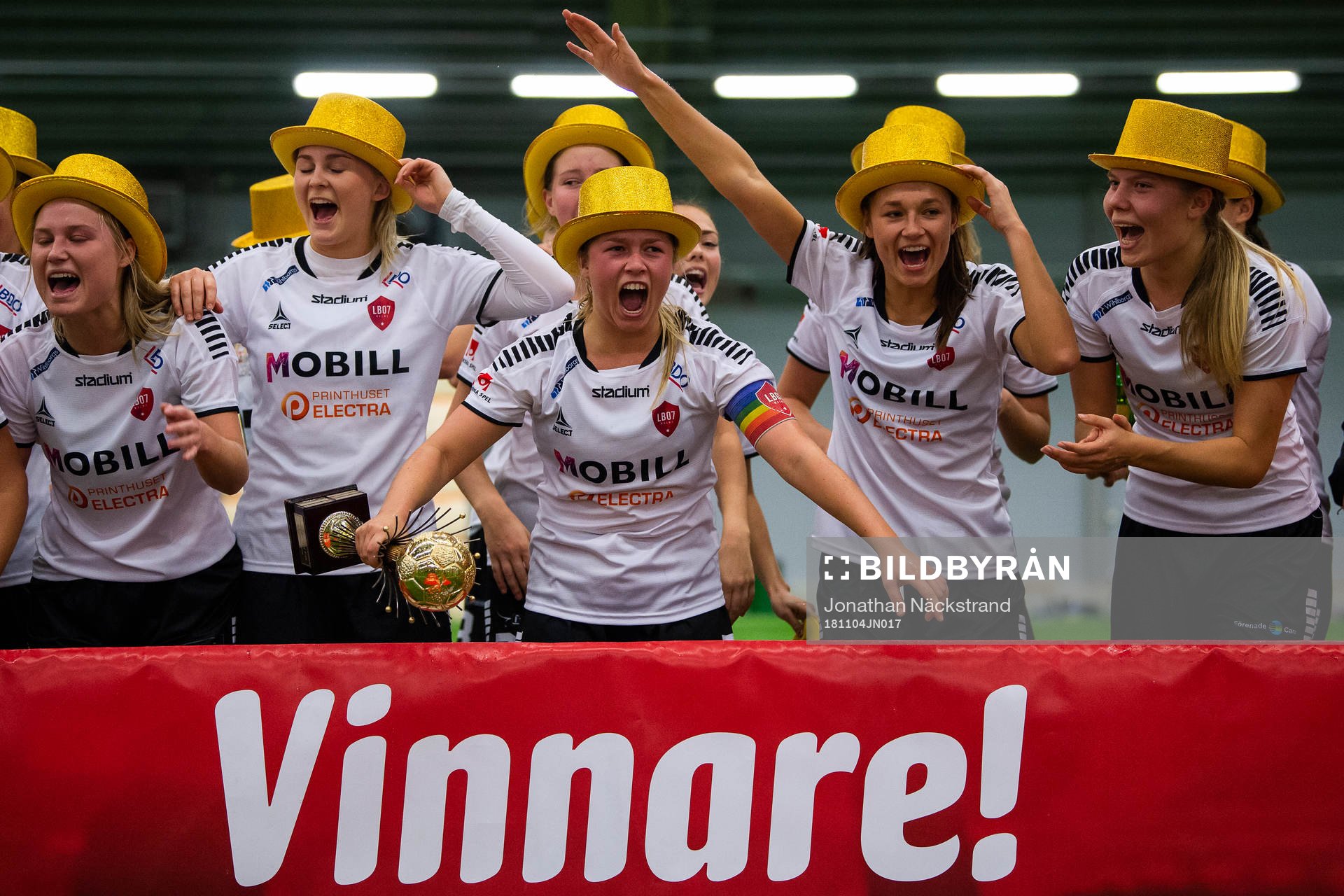 Limhamn Bunkeflos Elina Lenir höjer pokalen efter segern i finalen i SM-slutspelet för F19 mellan Rosengård och Limhamn Bunkeflo den 4 november 2018 i Stockholm.