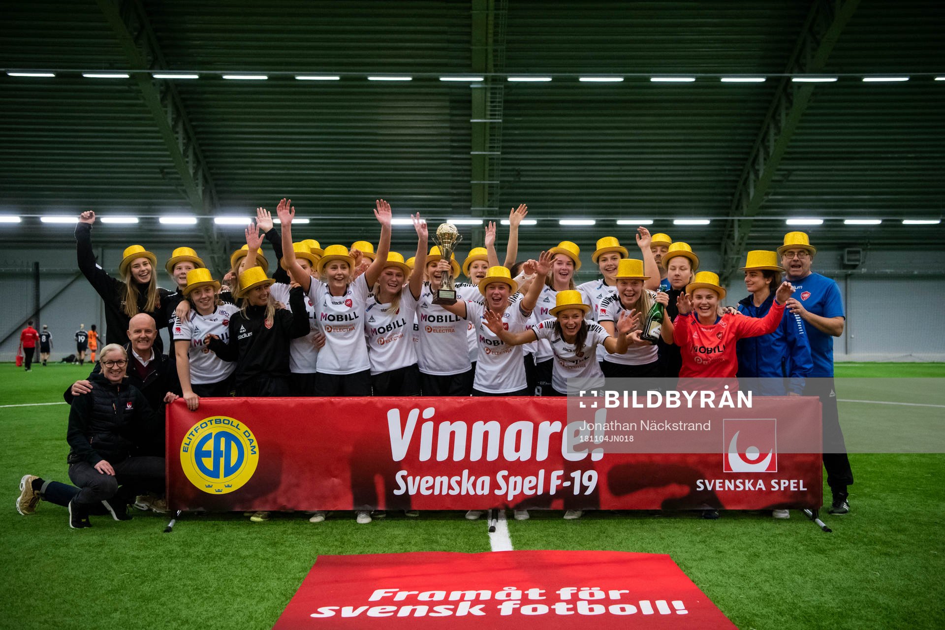 Limhamn Bunkeflos Elina Lenir höjer pokalen