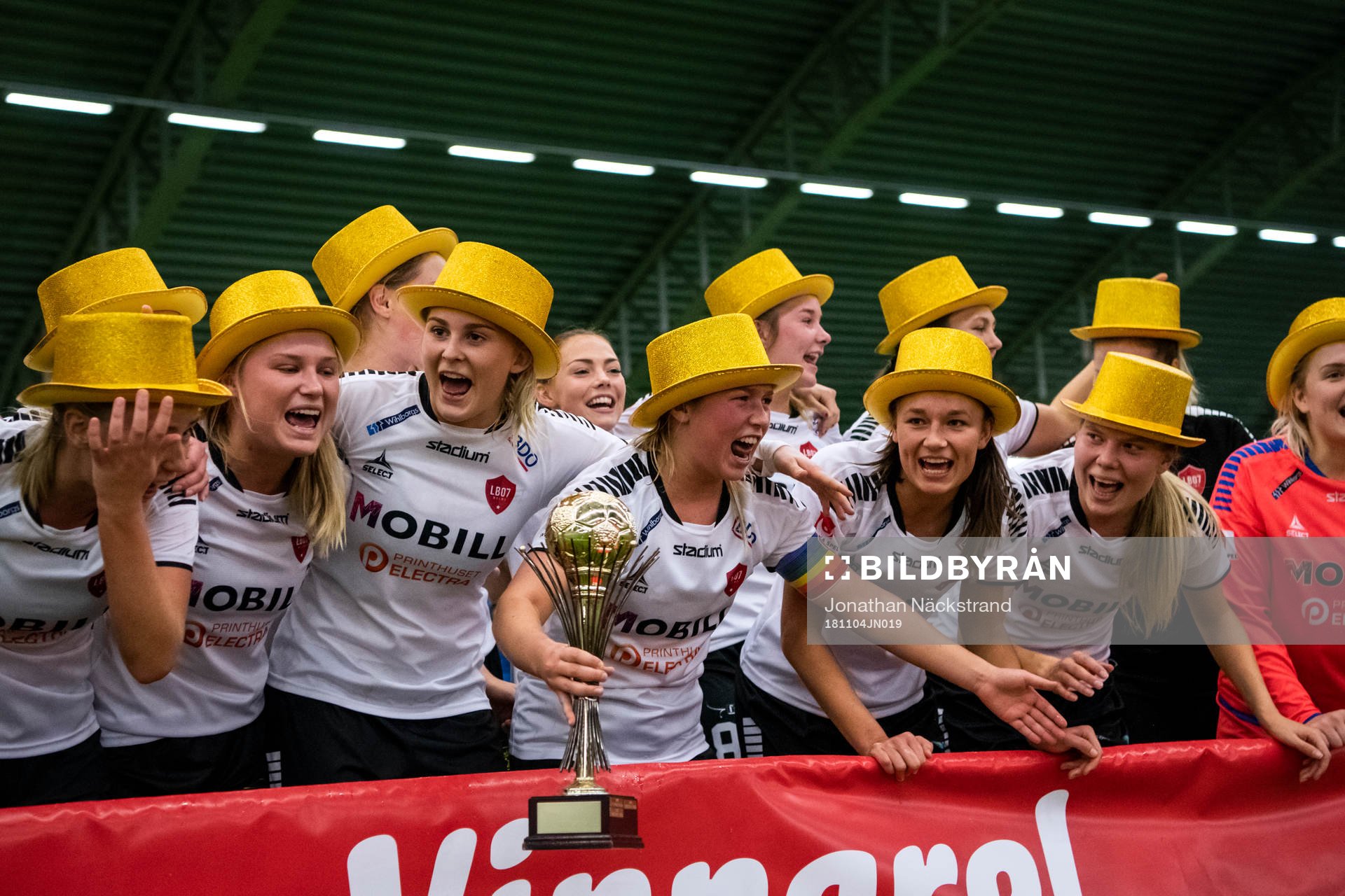 Limhamn Bunkeflos Elina Lenir höjer pokalen