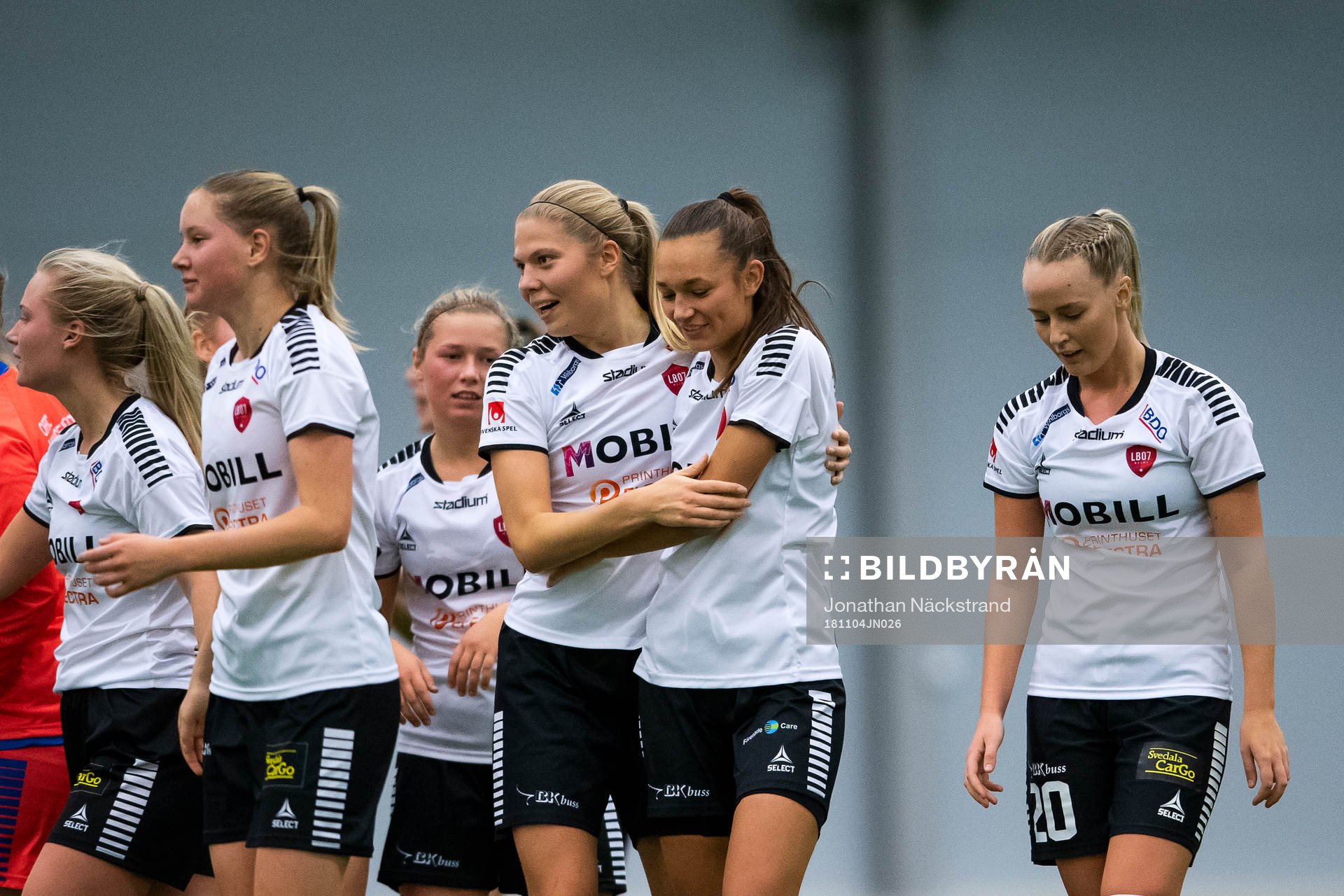 Limhamn Bunkeflos Beatrice Persson jublar med lagkamrater efter 1-2-målet under finalen i SM-slutspelet för F19 mellan Rosengård och Limhamn Bunkeflo den 4 november 2018 i Stockholm.
