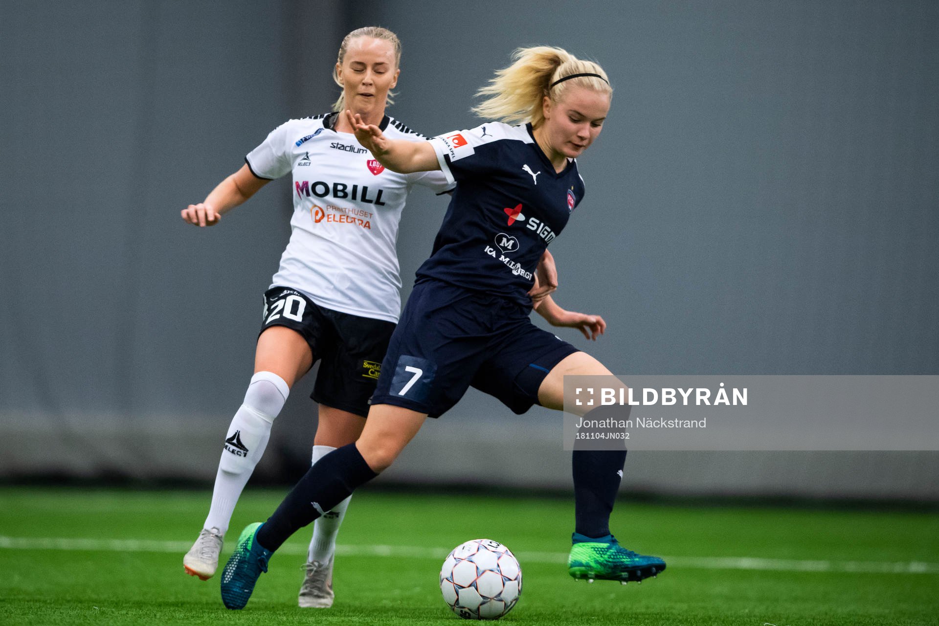 Limhamn Bunkeflos Emma Paulsson i en duell med Rosengårds