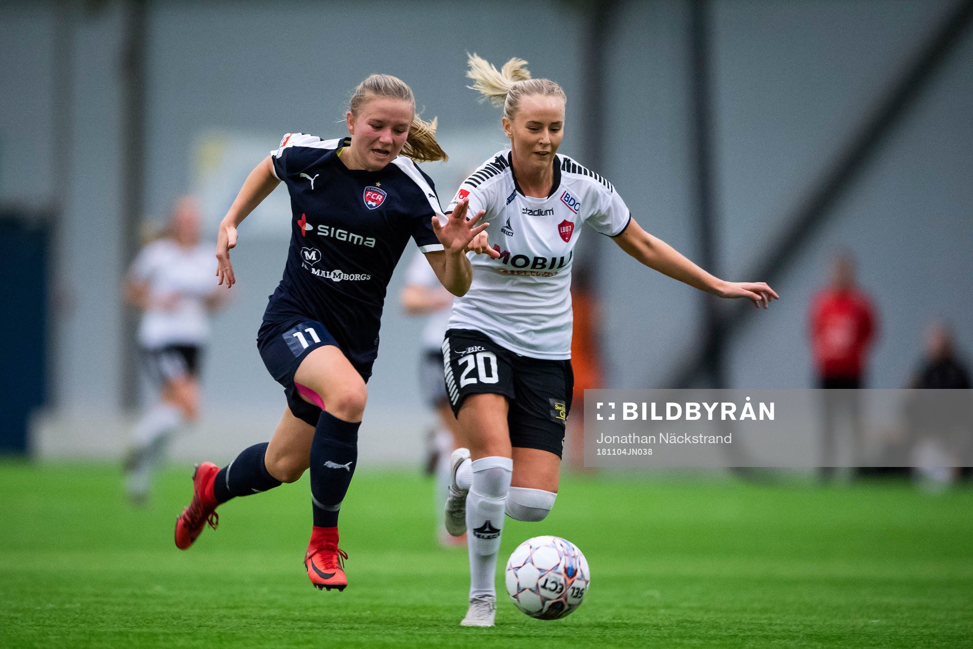 Limhamn Bunkeflos Emma Paulsson i en duell med Rosengårds
