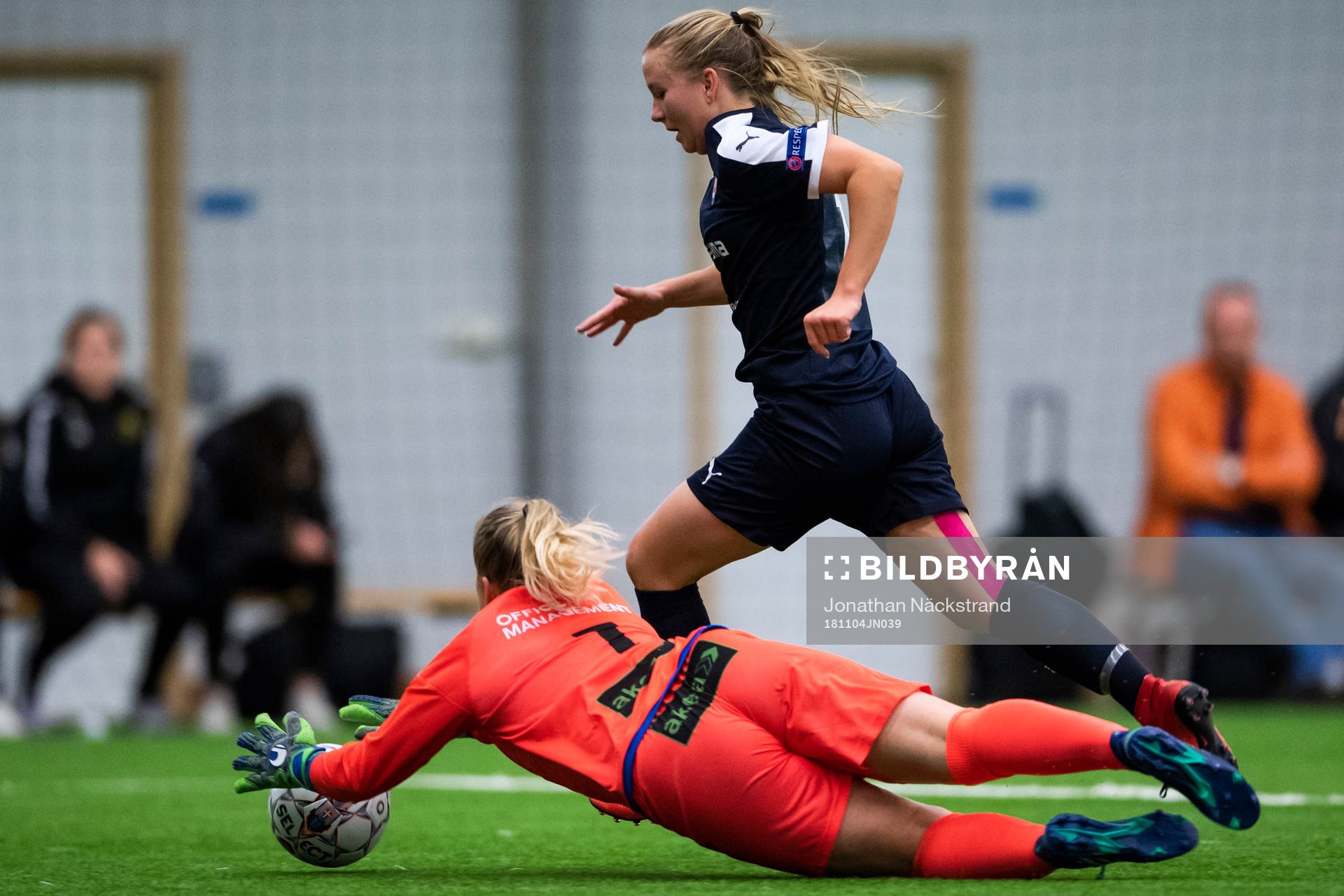 Limhamn Bunkeflos Erika Nykjaer i en duell med Rosengårds