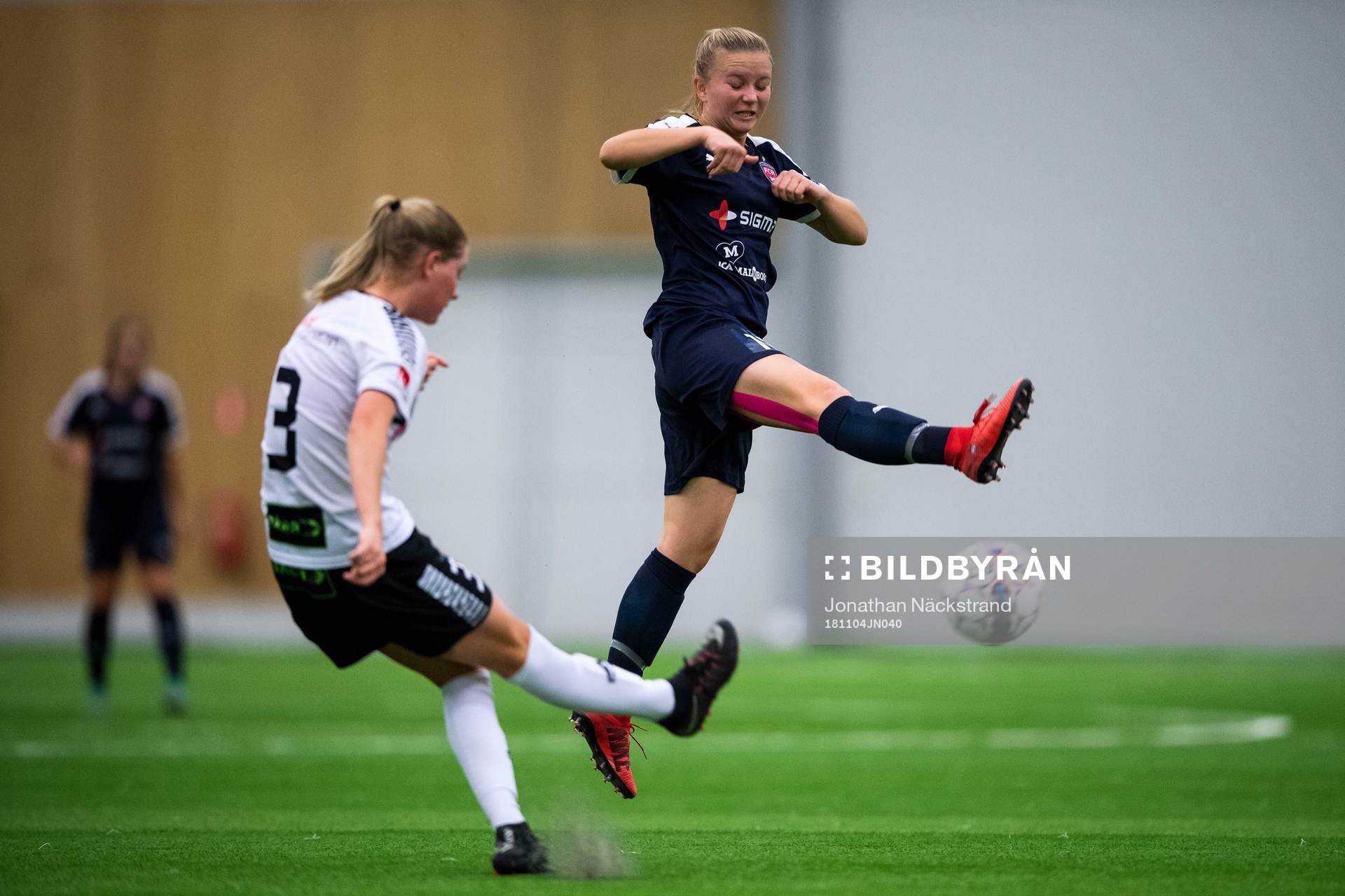 Limhamn Bunkeflos Saga Hagman i en duell med Rosengårds