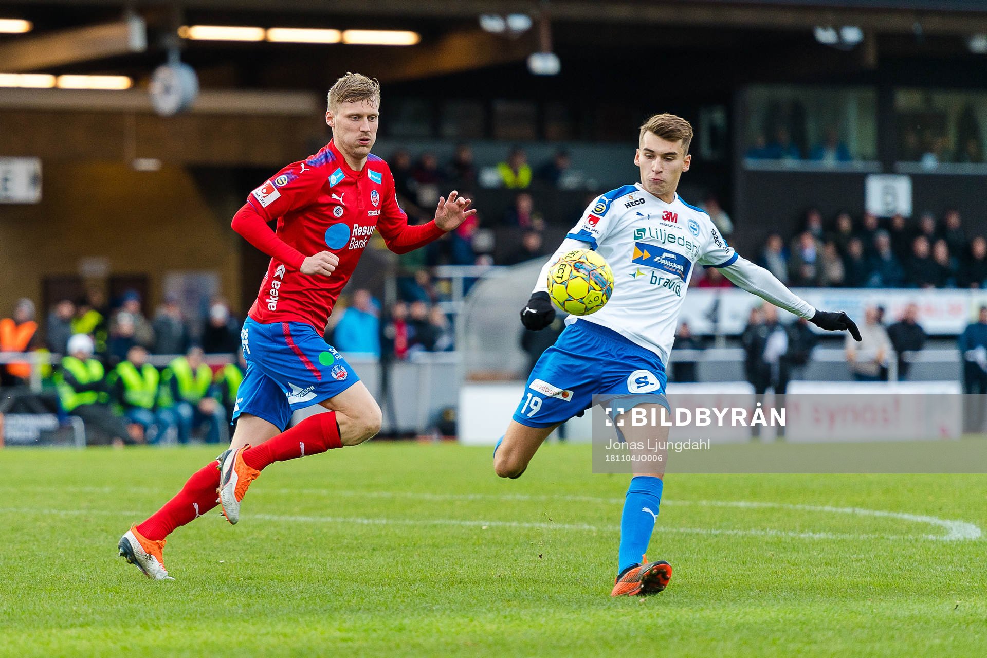 Helsingborgs Andri Runar Bjarnason  jagar Värnamos Rasmus