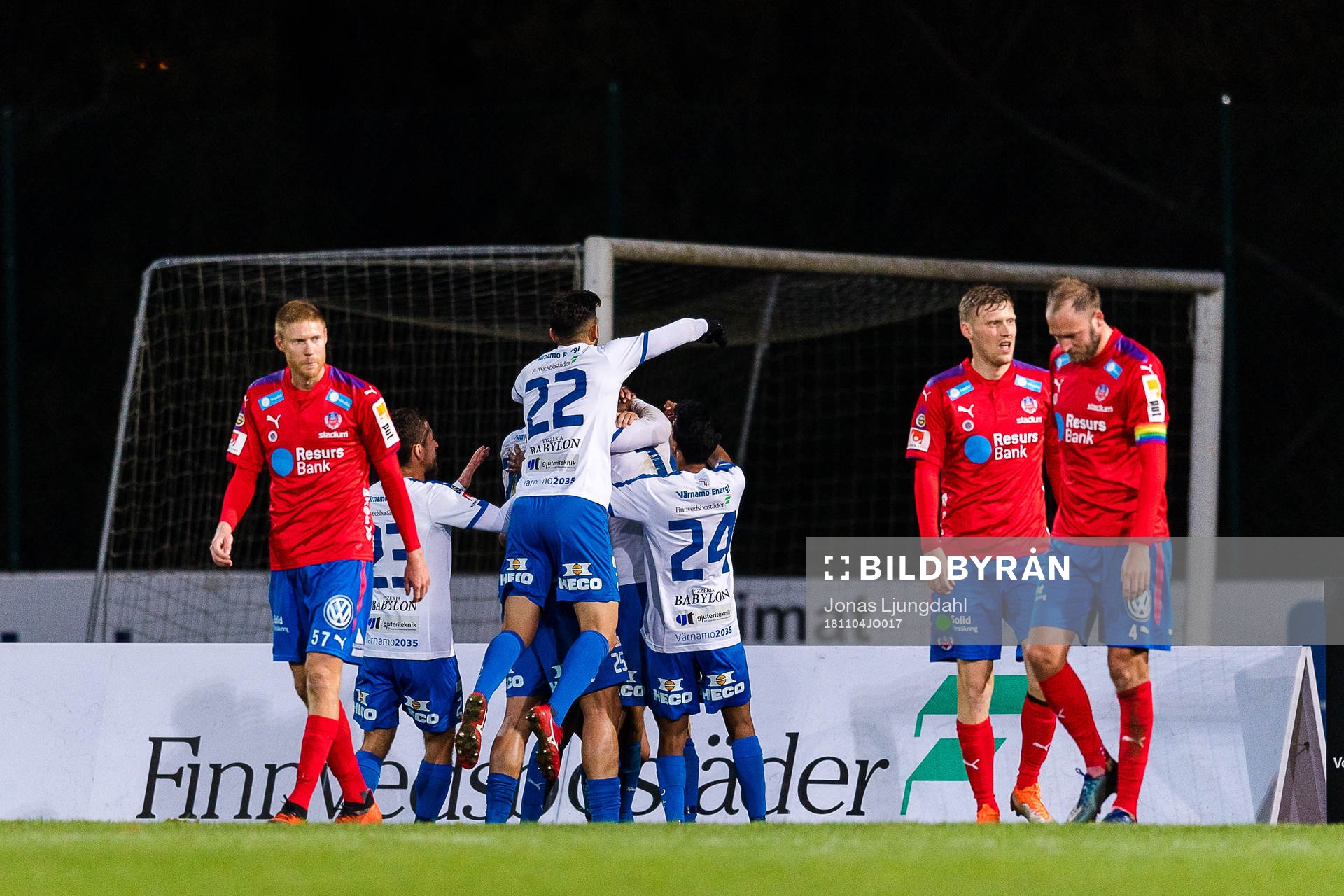 Värnamos spelare jublar efter mål 1-0 under fotbollsmatchen i Superettan mellan Värnamo och Helsingborg den 4 oktober 2018 i Värnamo.