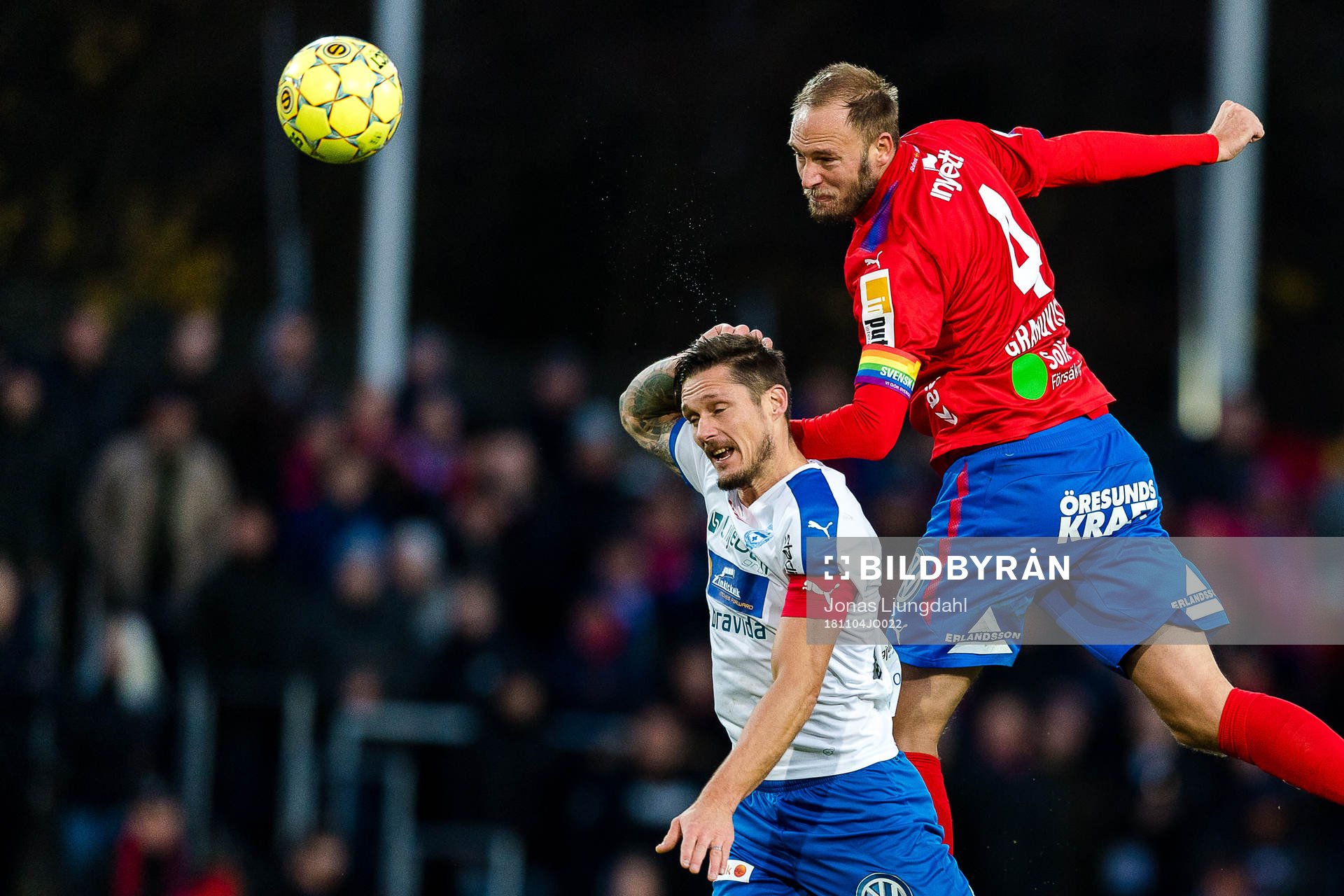 Helsingborgs Andreas Granqvist i kamp med Värnamos Pär Cederqvist under fotbollsmatchen i Superettan mellan Värnamo och Helsingborg den 4 oktober 2018 i Värnamo.