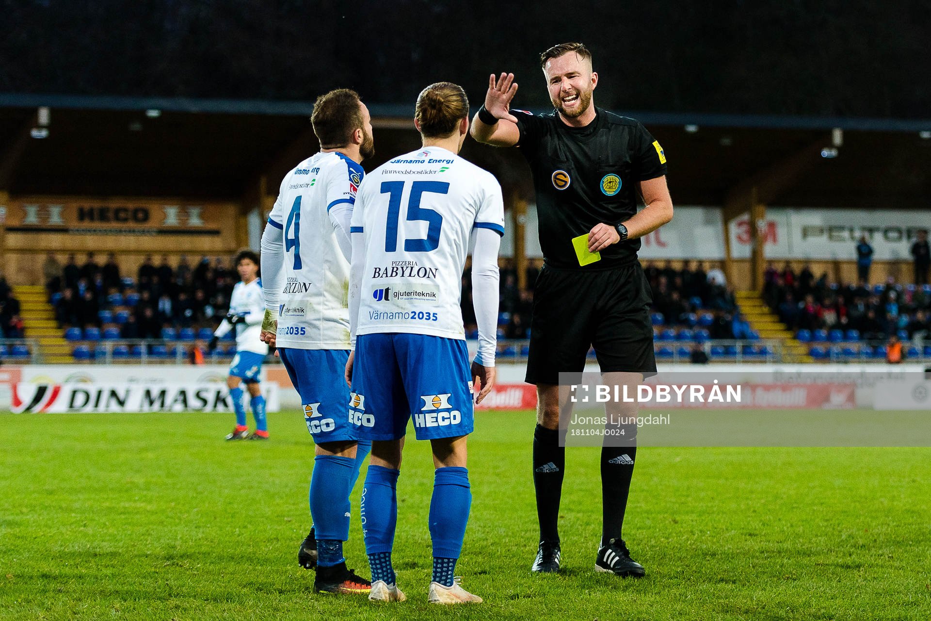 Värnamos Viktor Einarsson tilldelas gult kort av domare