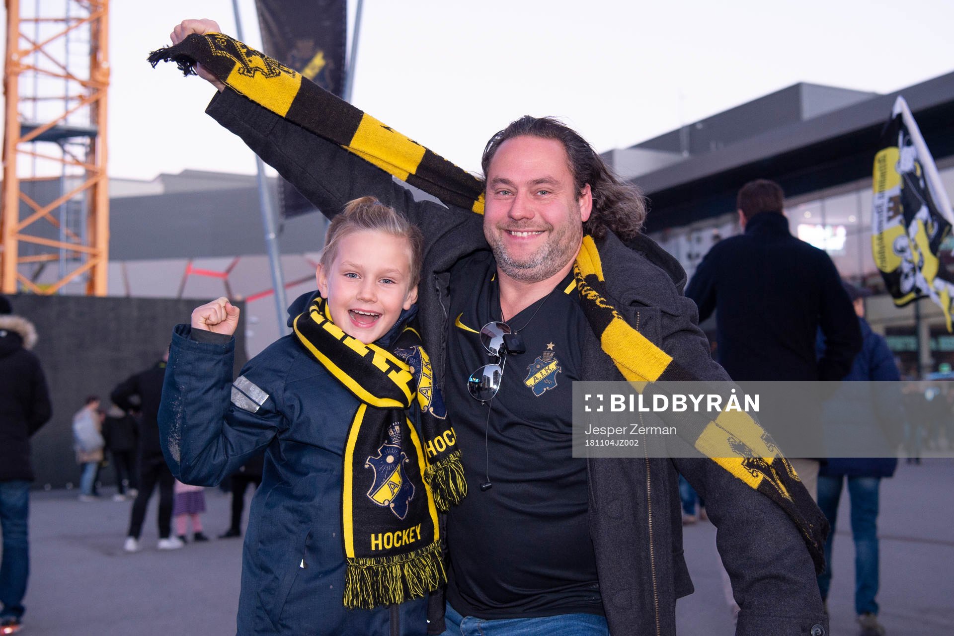 Två AIK-supportrar jublar innan fotbollsmatchen i