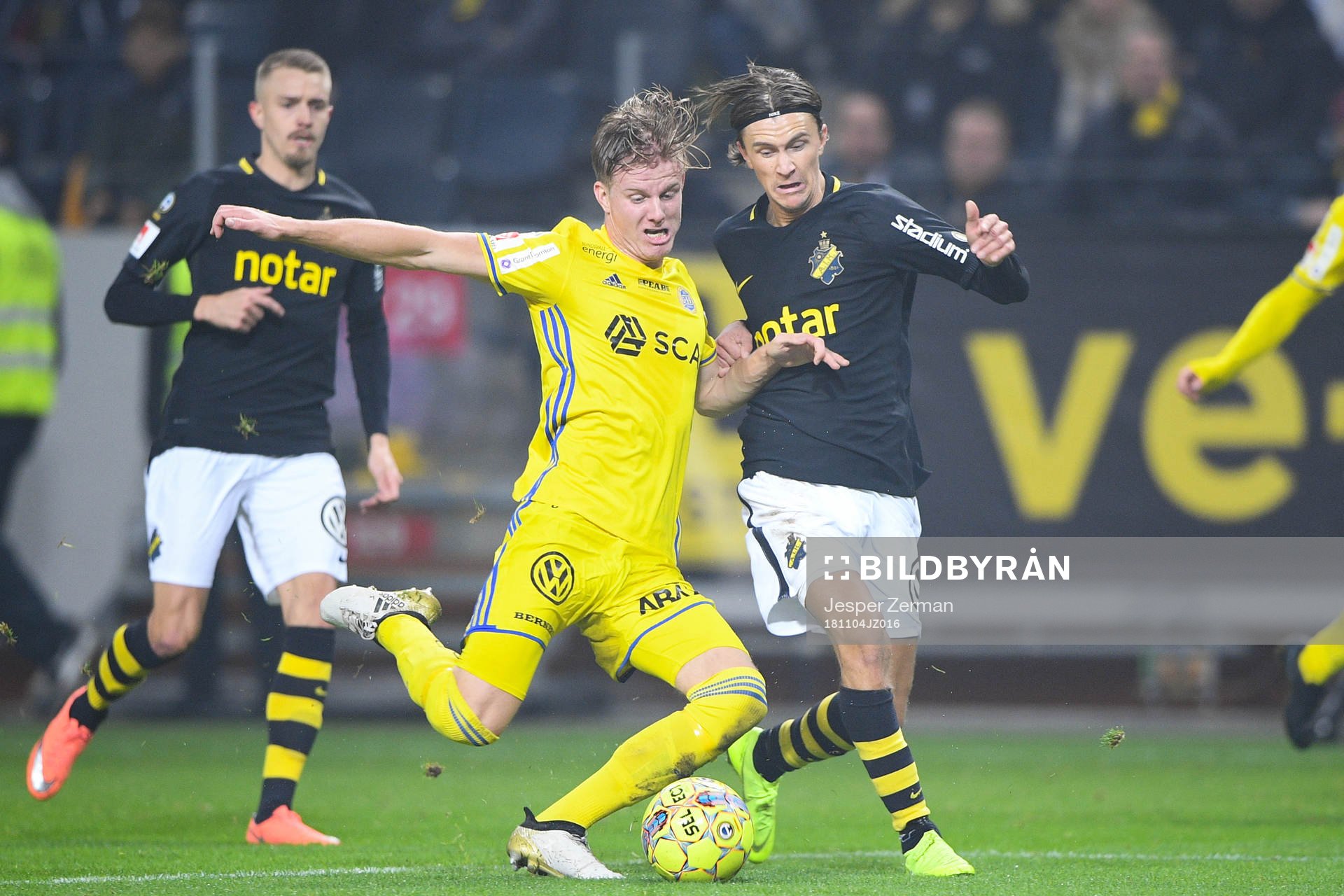 s Kristoffer Olsson i kamp om bollen