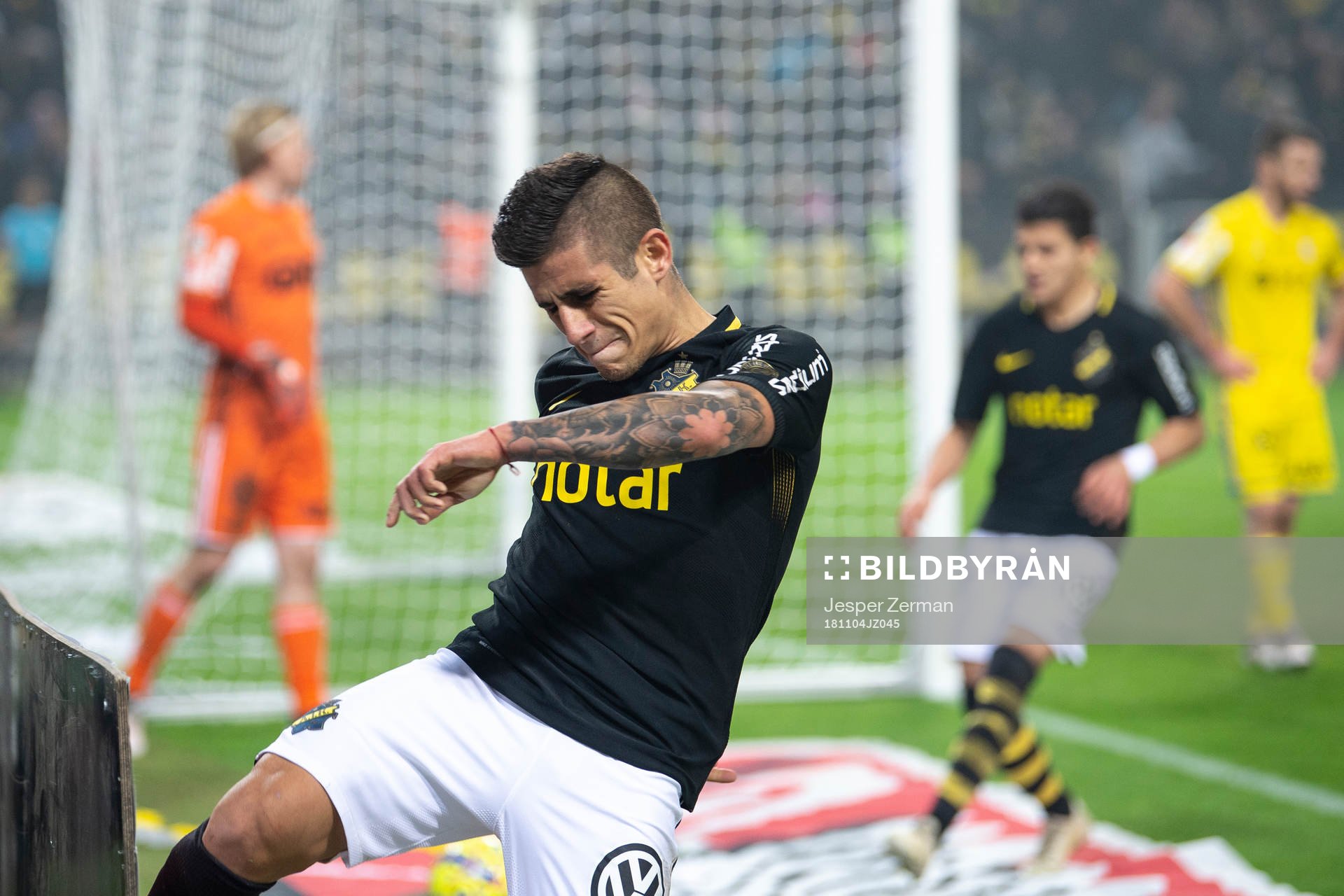 s Nicolas Stefanelli sparkar i frustration