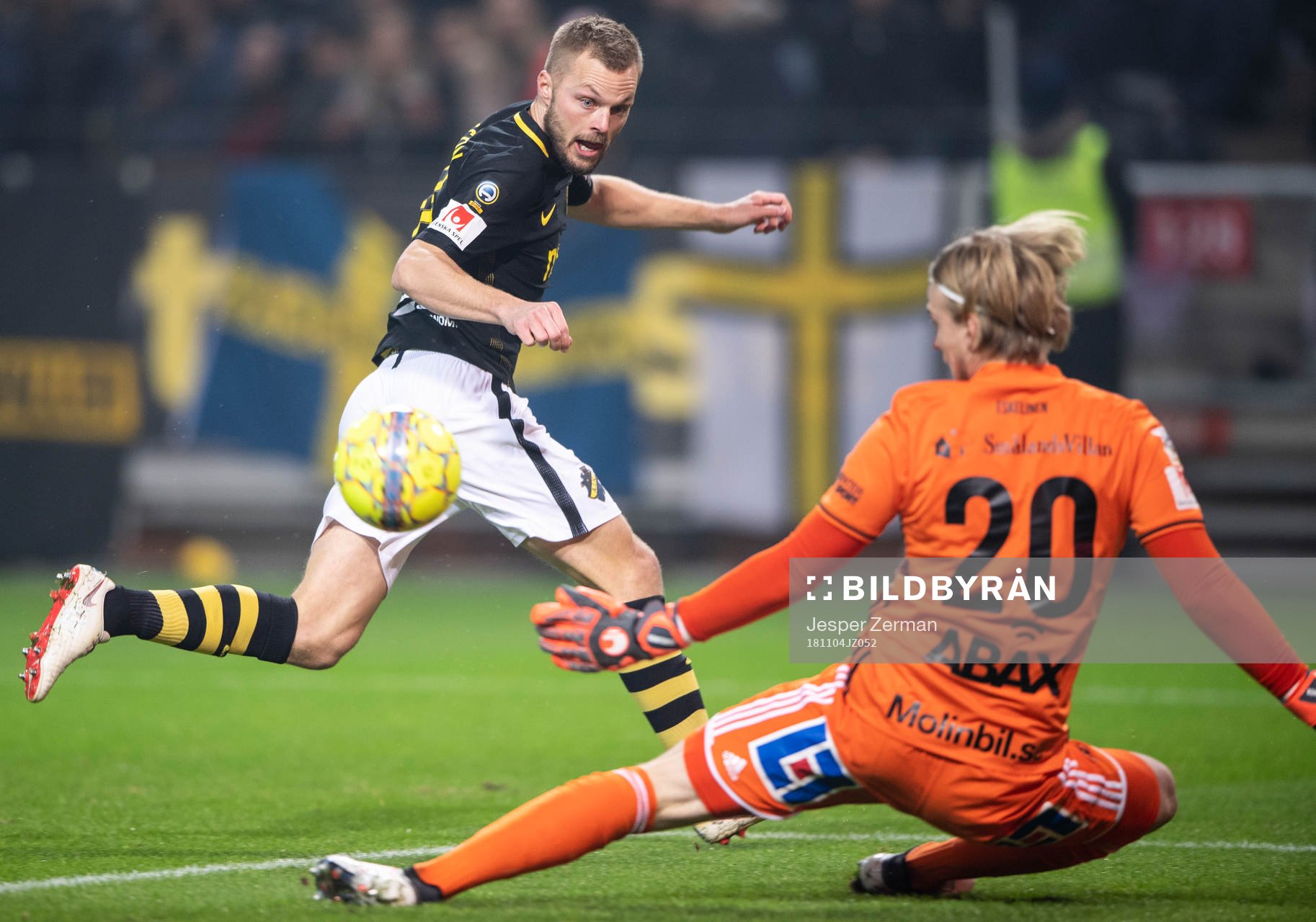 s Sebastian Larsson med ett skott som räddas av Sundsvalls