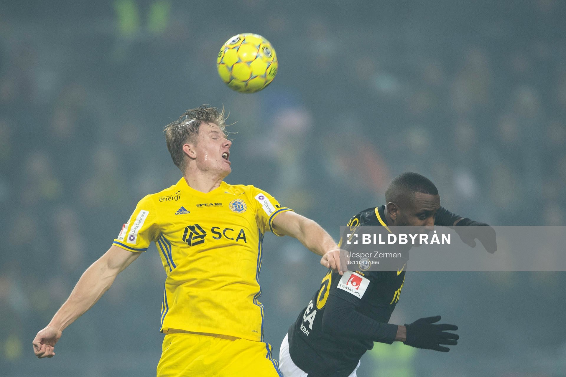 Sundsvalls David Myrestam och AIK:s Henok Goitom i en nickduell under fotbollsmatchen i Allsvenskan mellan AIK och GIF Sundsvall den 4 november 2018 i Stockholm.