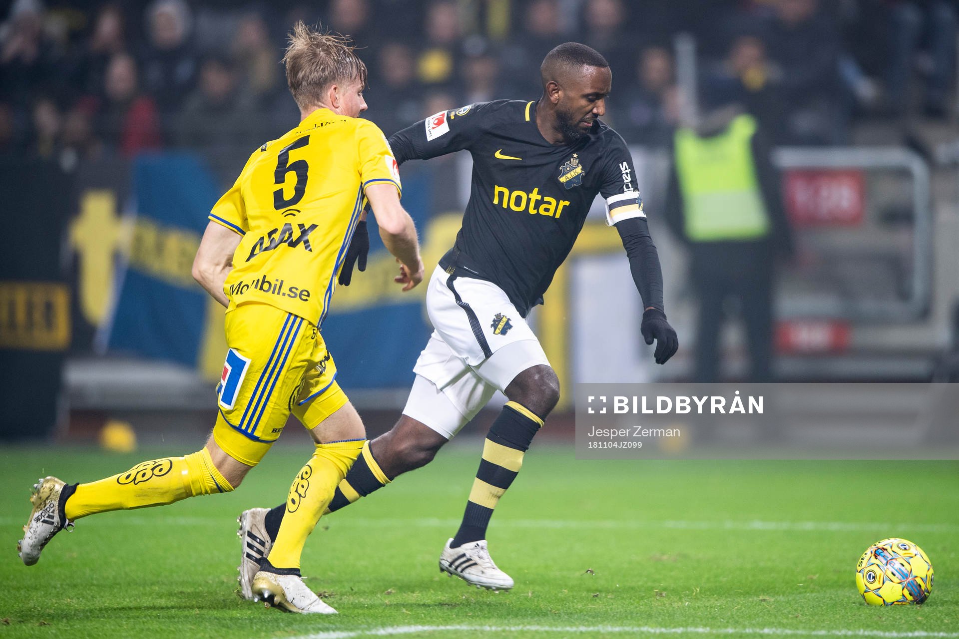 AIK:s Henok Goitom i en närkamper Sundsvalls Eric Björkander under fotbollsmatchen i Allsvenskan mellan AIK och GIF Sundsvall den 4 november 2018 i Stockholm.