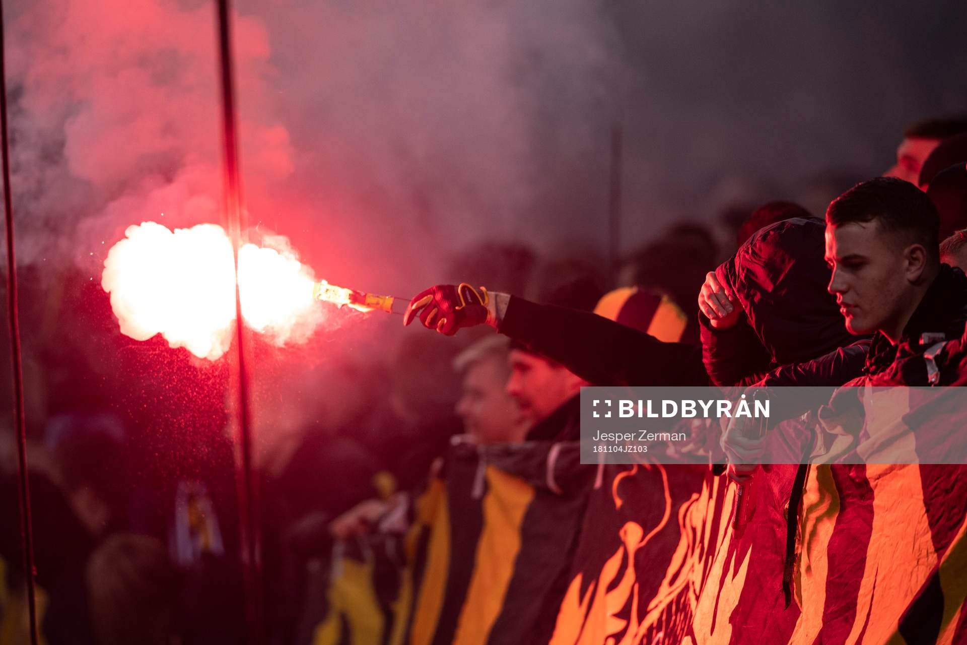 En AIK supporter bränner en bengal