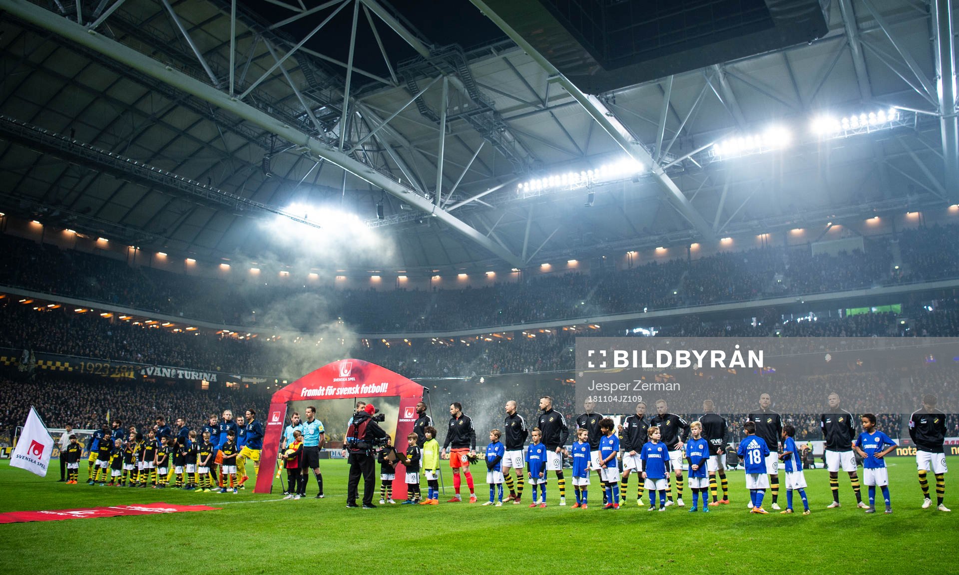 De båda lagens spelare står uppställda inför fotbollsmatchen i Allsvenskan mellan AIK och GIF Sundsvall den 4 november 2018 i Stockholm.