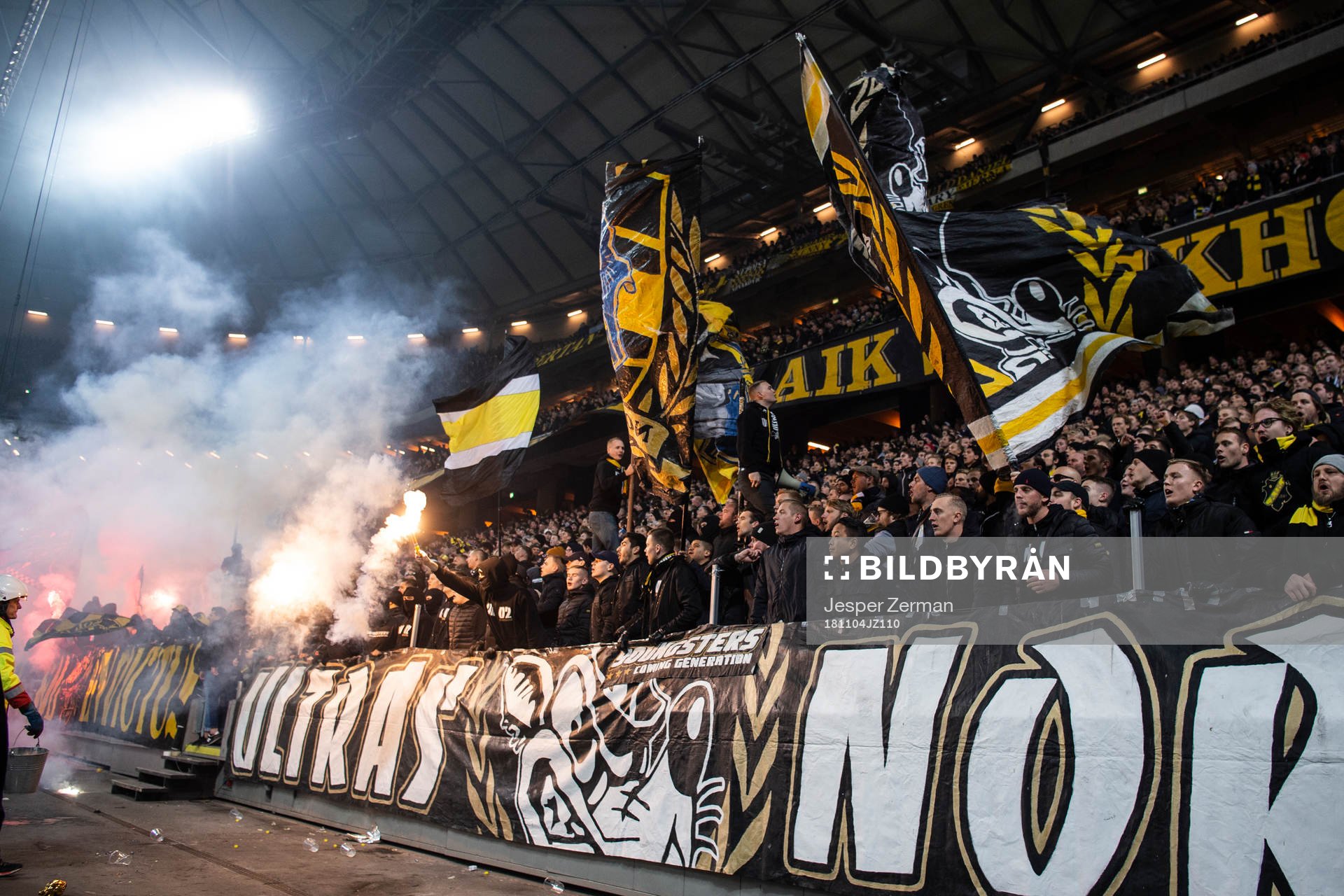 AIK-supportrar bränner bengaler