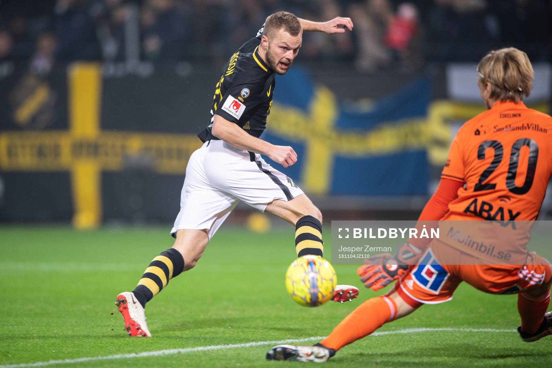 s Sebastian Larsson med ett skott som räddas av Sundsvalls