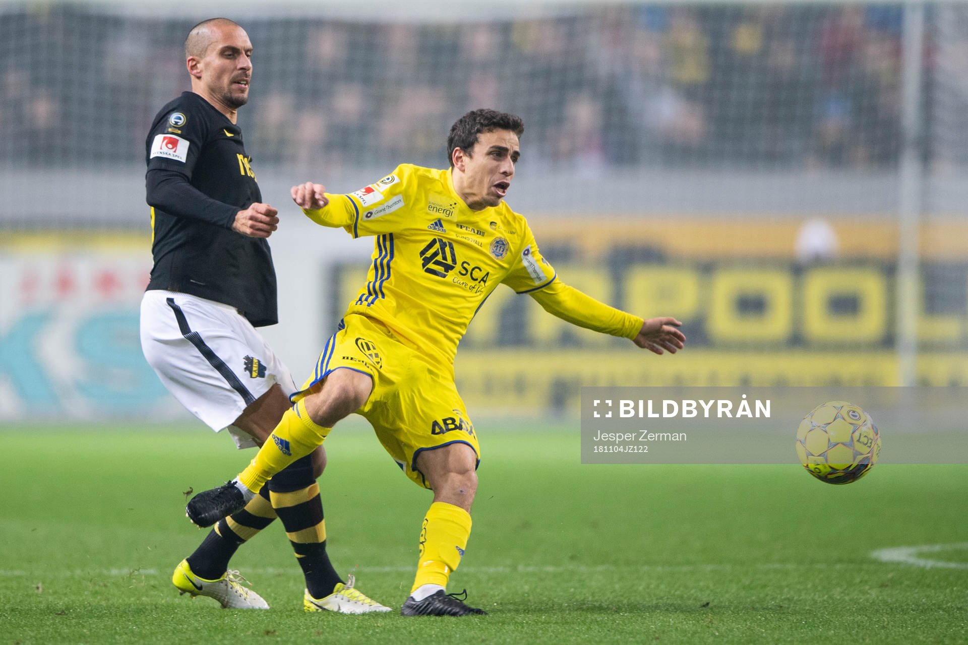 AIK:s Panos Dimitriadis i en närkamp med David Haro Iniesta under fotbollsmatchen i Allsvenskan mellan AIK och GIF Sundsvall den 4 november 2018 i Stockholm.