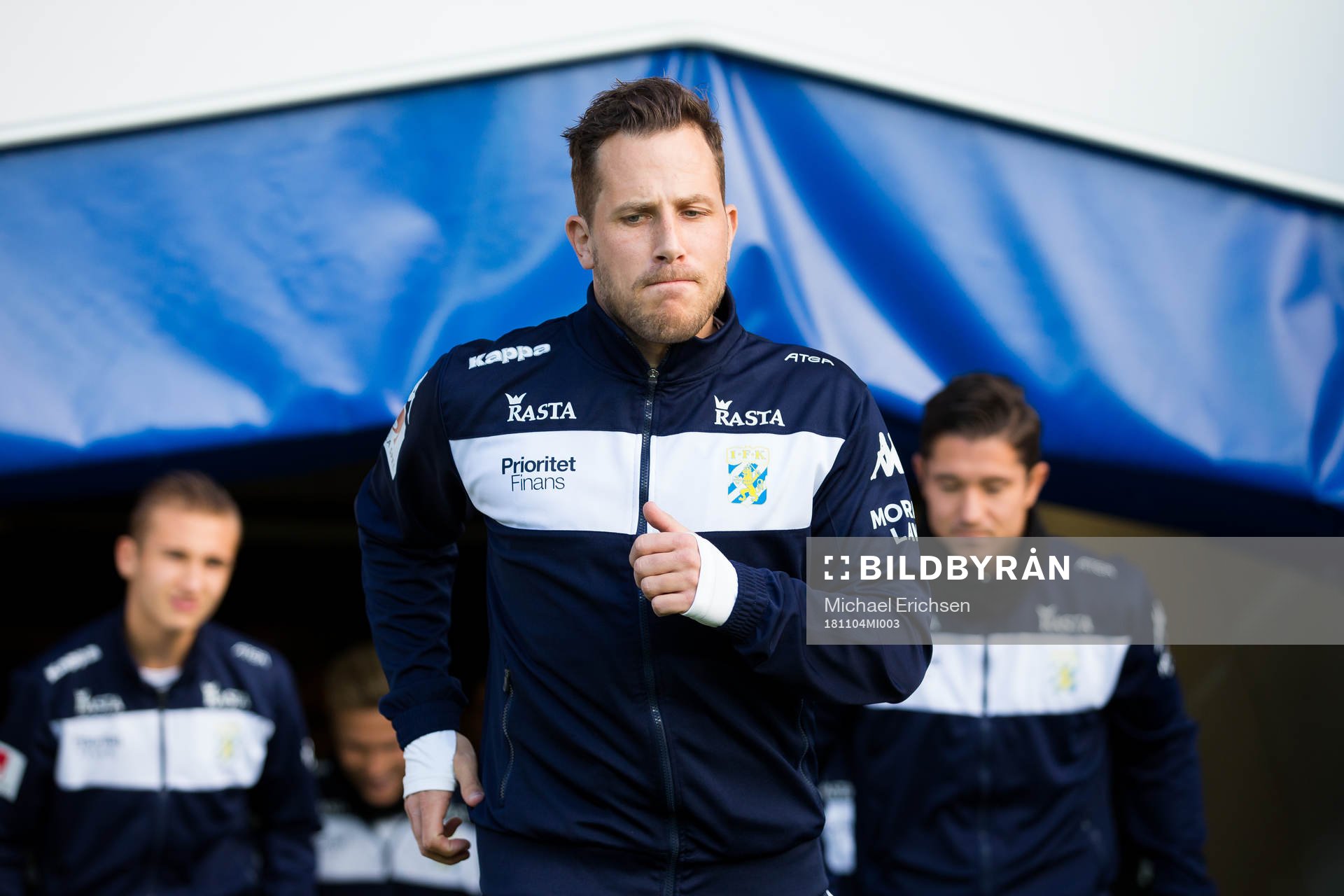IFK Göteborgs Tobias Hysén på väg ut för att värma upp innan fotbollsmatchen i Allsvenskan mellan IFK Göteborg och Malmö FF den 4 november 2018 i Göteborg.