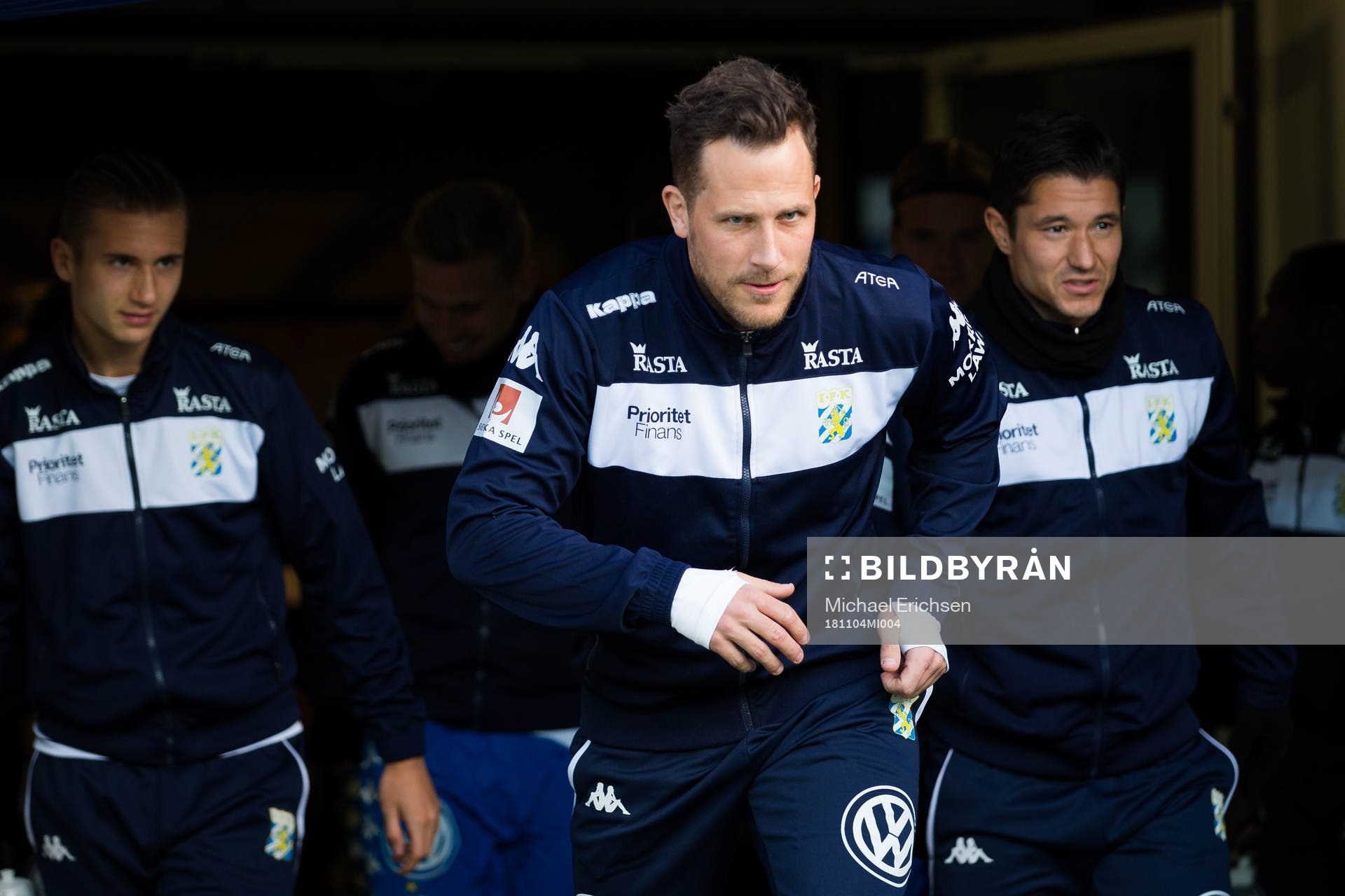 IFK Göteborgs Tobias Hysén på väg ut för att värma upp innan fotbollsmatchen i Allsvenskan mellan IFK Göteborg och Malmö FF den 4 november 2018 i Göteborg.