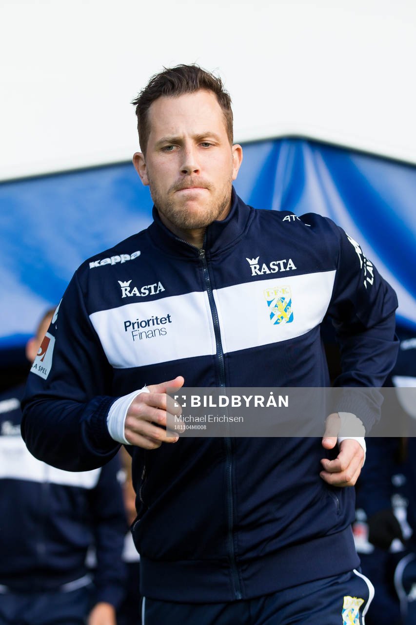 IFK Göteborgs Tobias Hysén på väg ut för att värma upp innan fotbollsmatchen i Allsvenskan mellan IFK Göteborg och Malmö FF den 4 november 2018 i Göteborg.