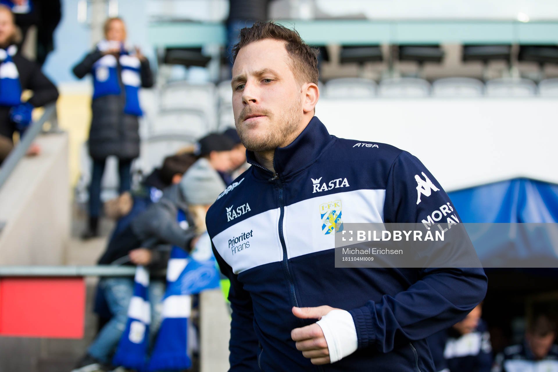 IFK Göteborgs Tobias Hysén på väg ut för att värma upp innan fotbollsmatchen i Allsvenskan mellan IFK Göteborg och Malmö FF den 4 november 2018 i Göteborg.