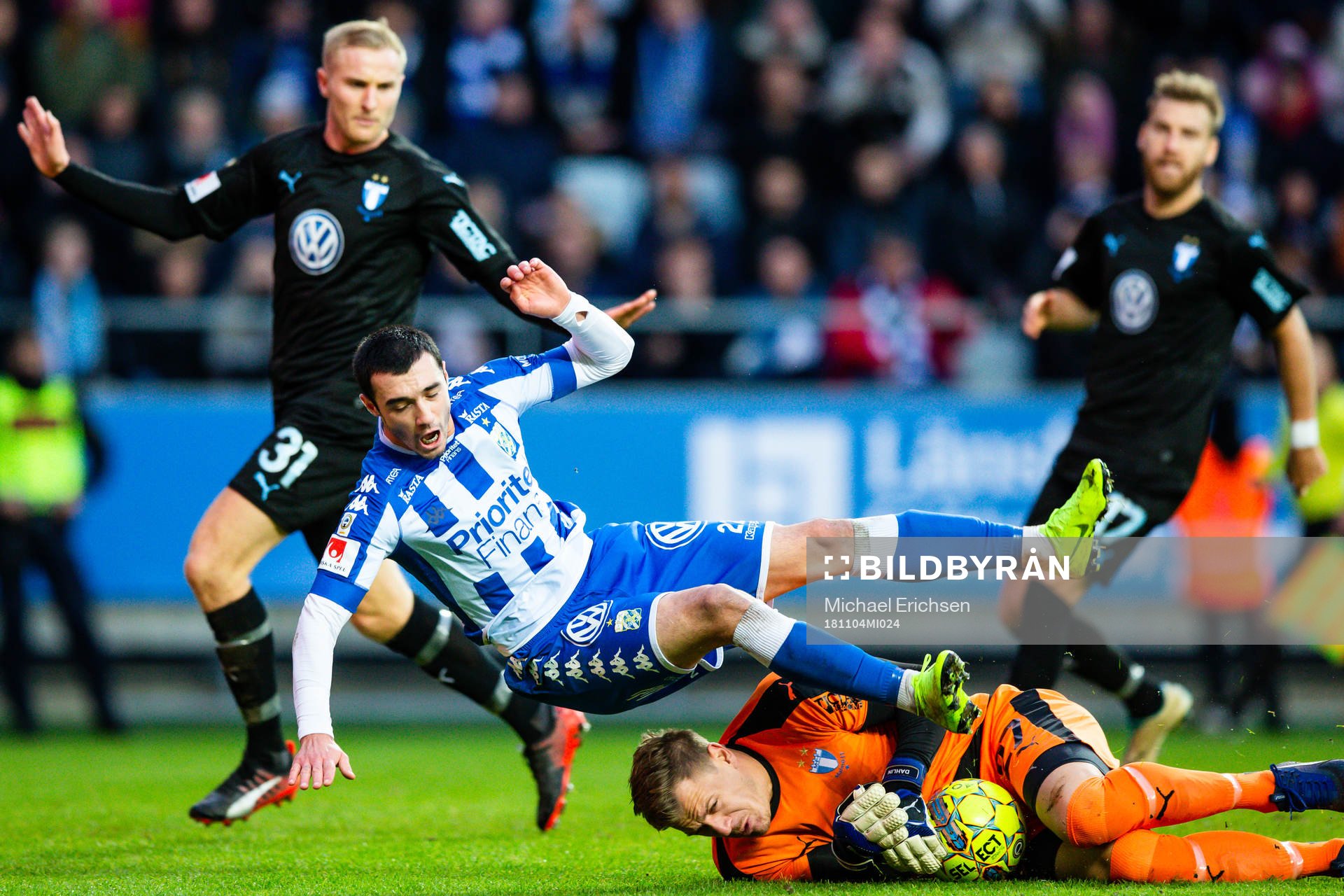 IFK Göteborgs Giorgi Kharaishvili faller i en kamp med