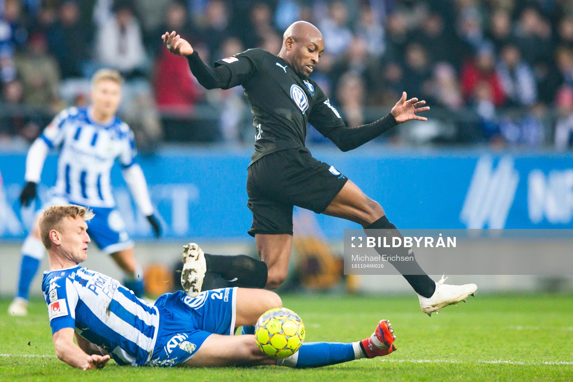 IFK Göteborgs Sebastian Ohlsson med en tackling på Malmö