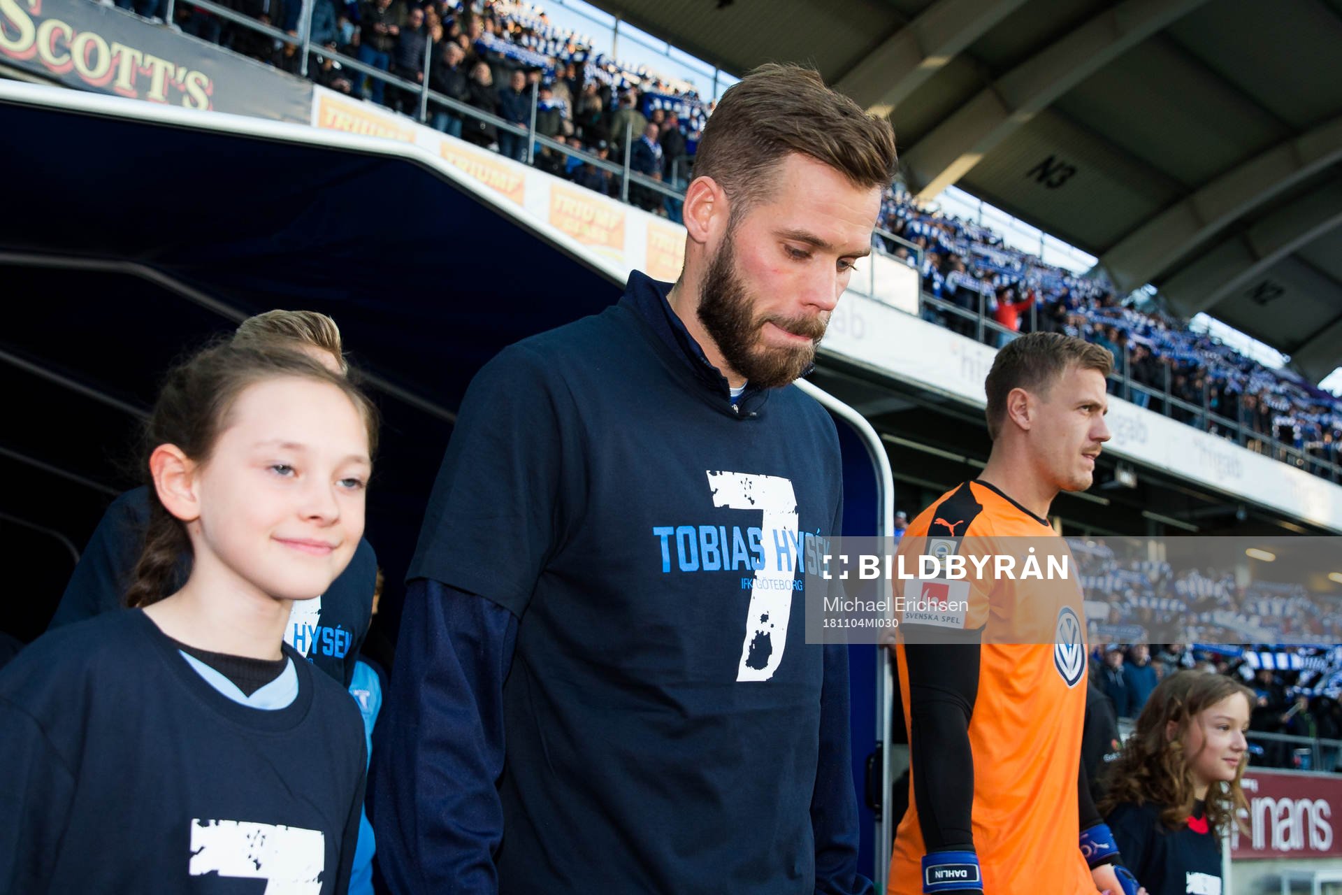 IFK Göteborgs Emil Salomonsson går in för line up innan