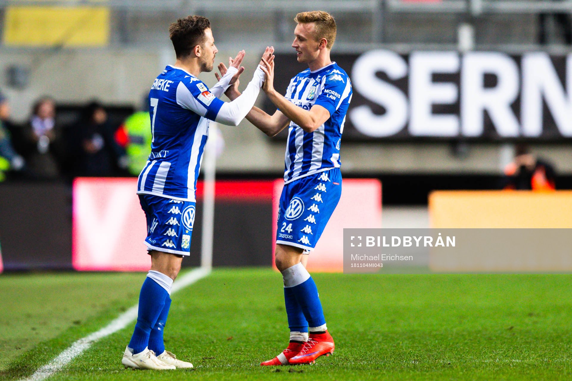 IFK Göteborgs Tobias Hysén byter med Sebastian Ohlsson under fotbollsmatchen i Allsvenskan mellan IFK Göteborg och Malmö FF den 4 november 2018 i Göteborg.