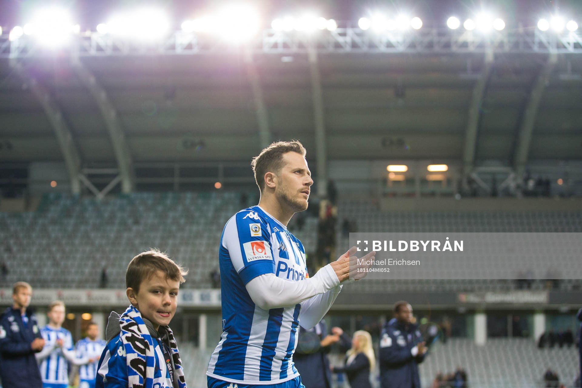 IFK Göteborgs Tobias Hysén går ett varv runt planen med