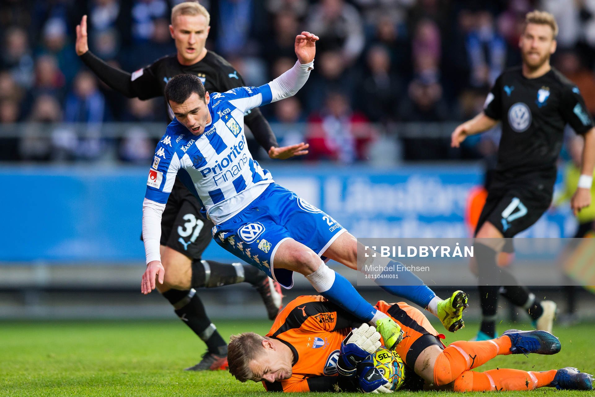 IFK Göteborgs Giorgi Kharaishvili faller i kamp med Malmö FFs målvakt Johan Dahlin under fotbollsmatchen i Allsvenskan mellan IFK Göteborg och Malmö FF den 4 november 2018 i Göteborg.