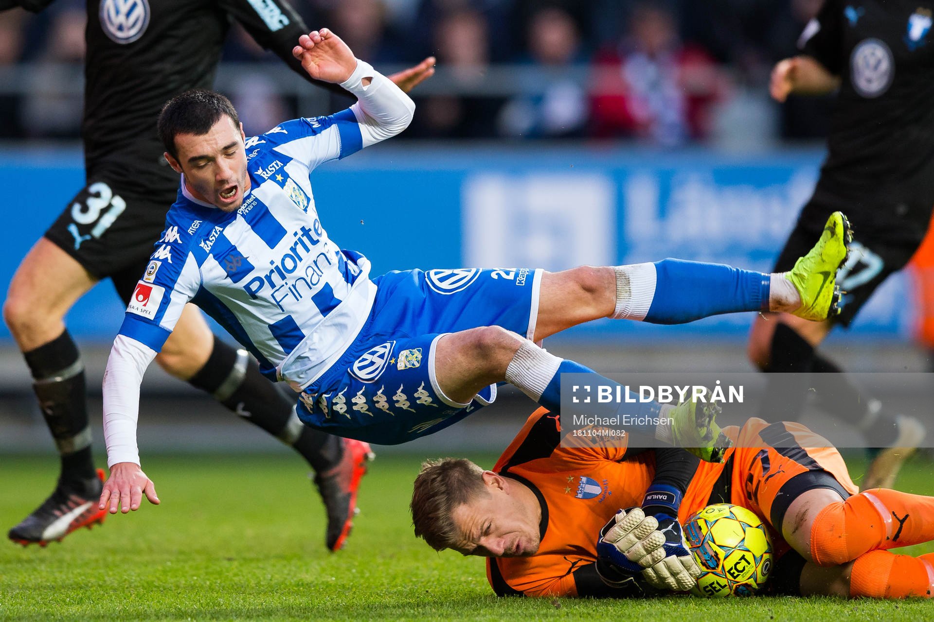 IFK Göteborgs Giorgi Kharaishvili faller i kamp med Malmö FFs målvakt Johan Dahlin under fotbollsmatchen i Allsvenskan mellan IFK Göteborg och Malmö FF den 4 november 2018 i Göteborg.
