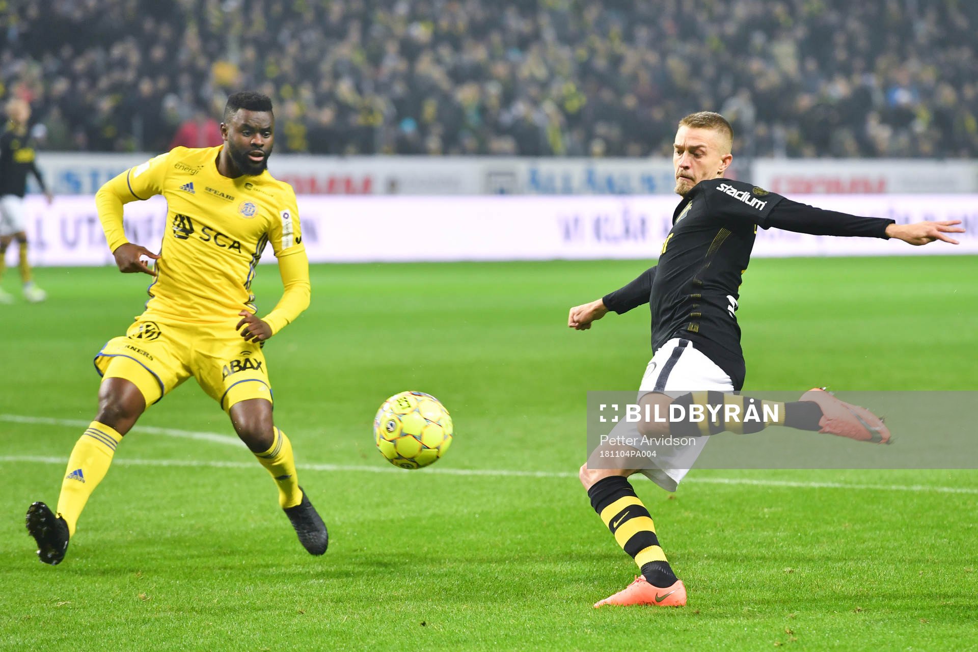 AIK:s Rasmus Lindkvist och Sundsvalls Maic Sema under fotbollsmatchen i Allsvenskan mellan AIK och GIF Sundsvall den 4 november 2018 i Stockholm.