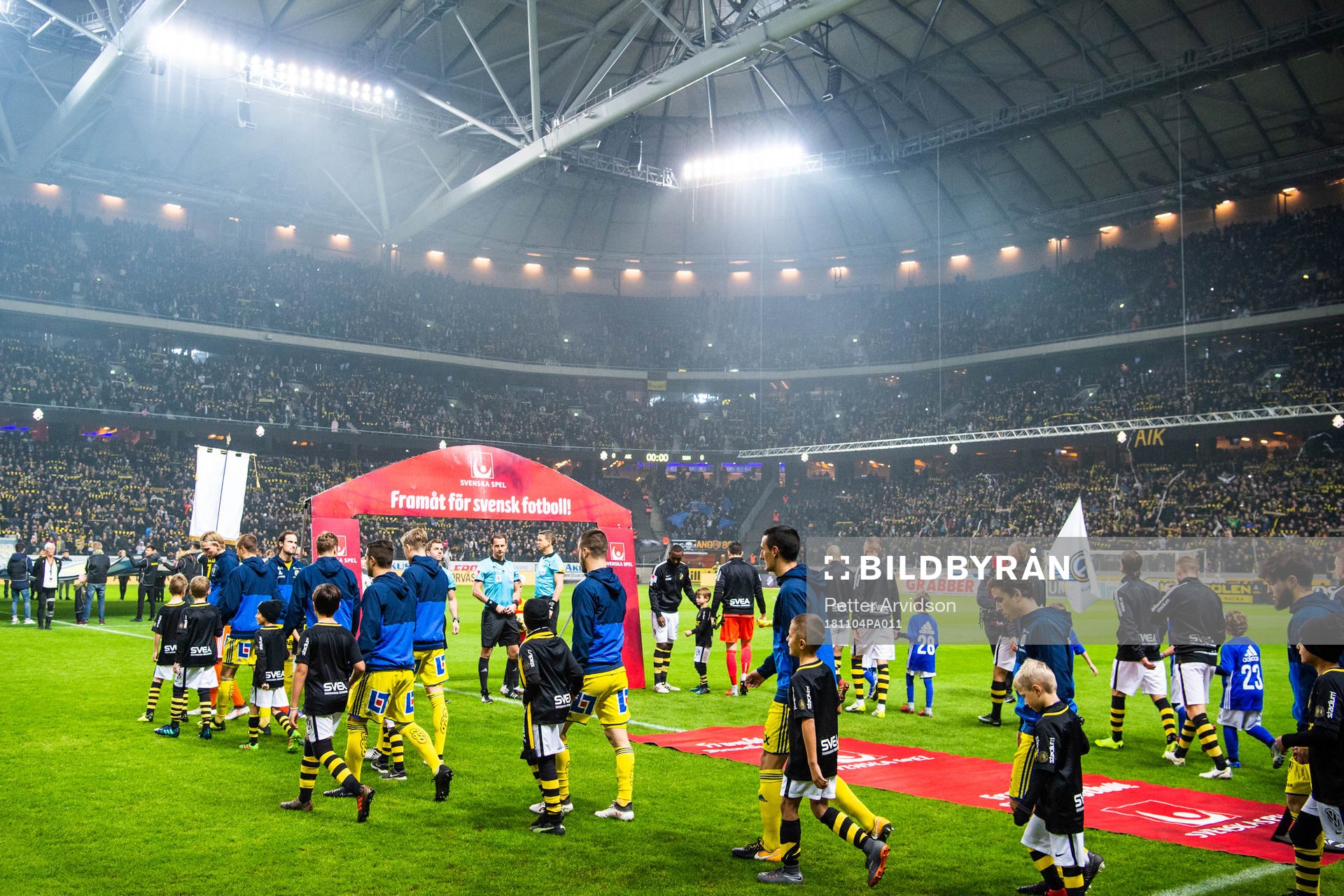 s och Sundsvalls spelare går in på plan