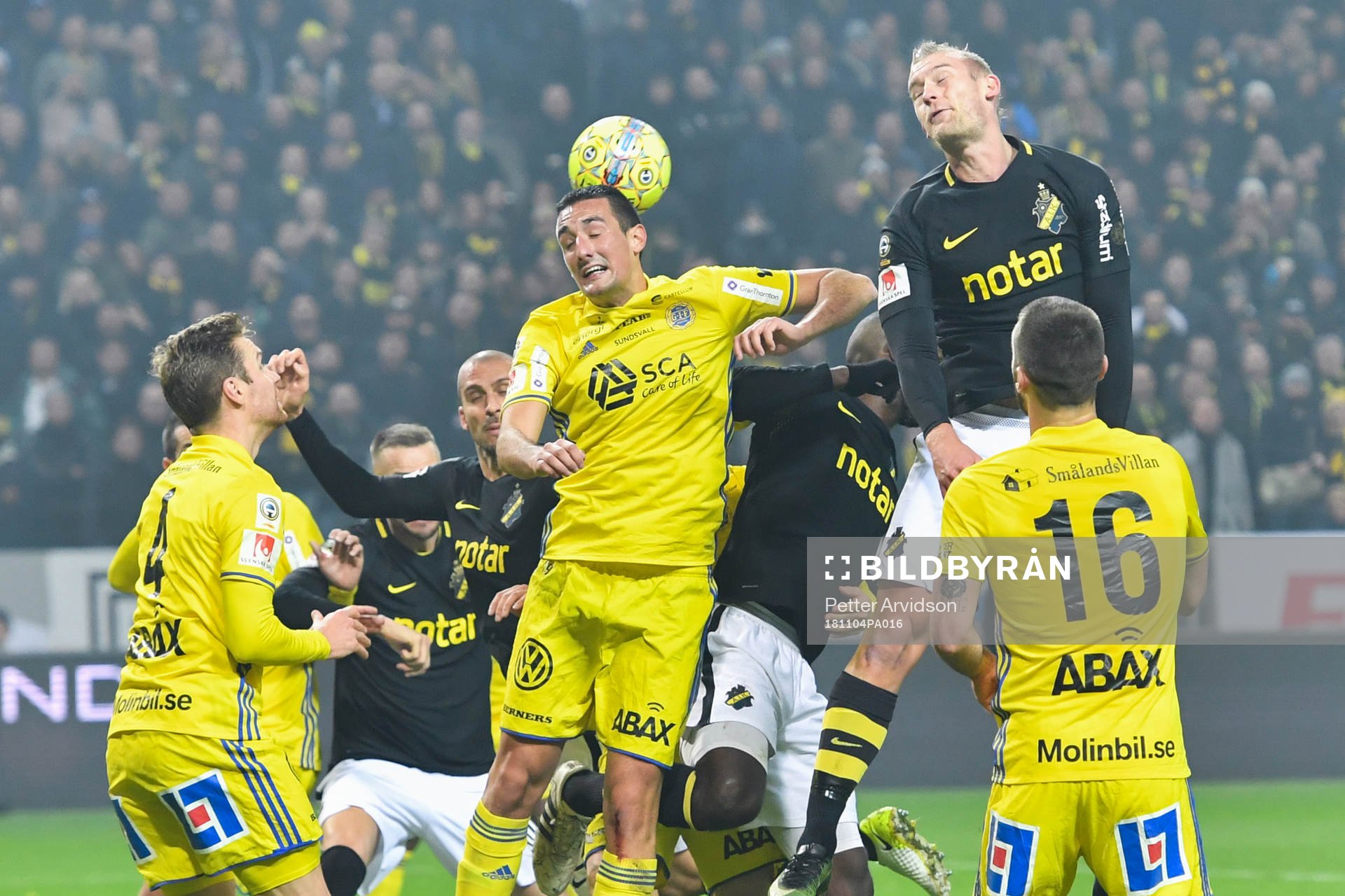 s Robin Jansson i kamp om bollen