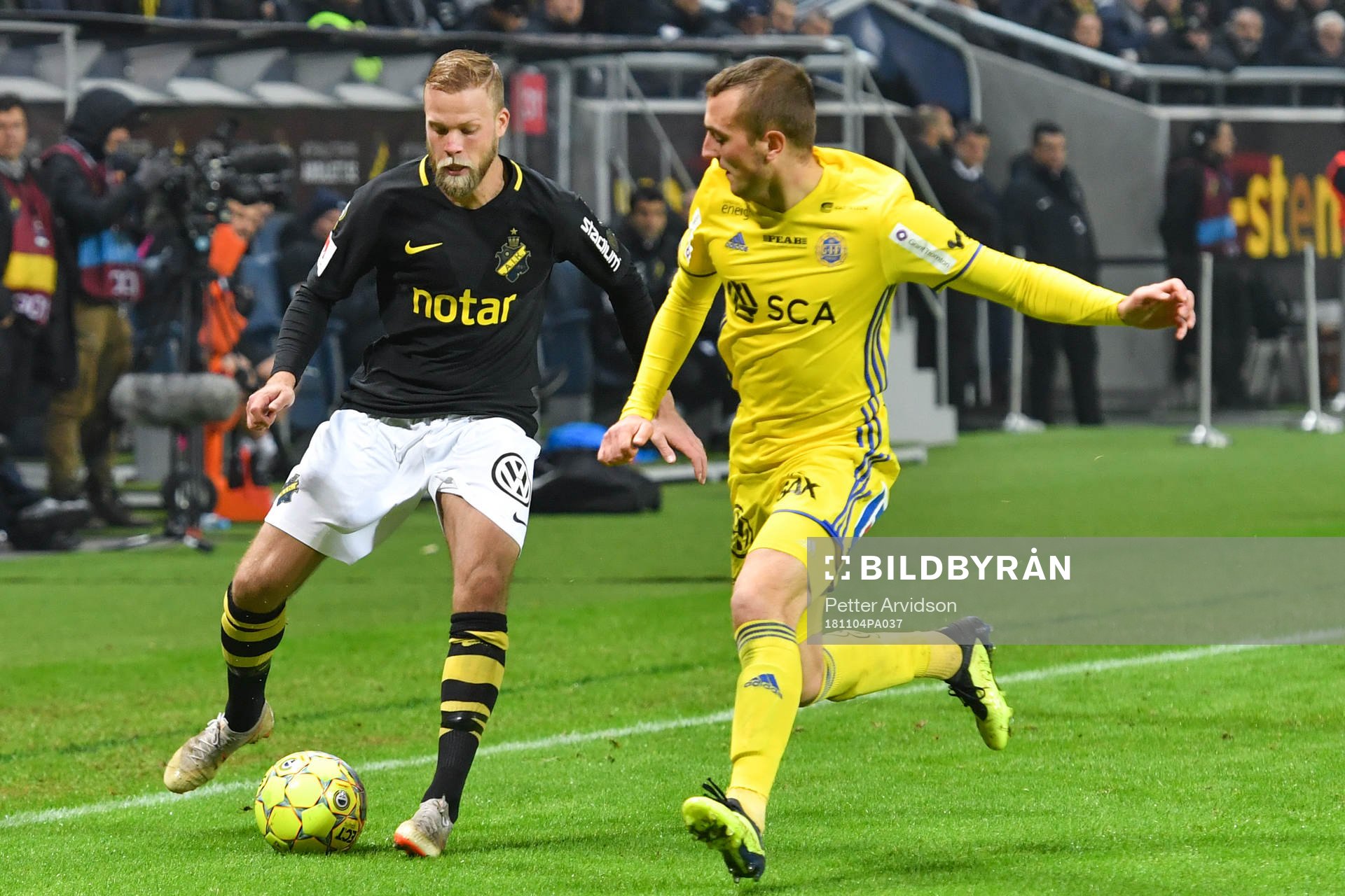 s Daniel Sundgren och Dennis Olsson i kamp om bollen