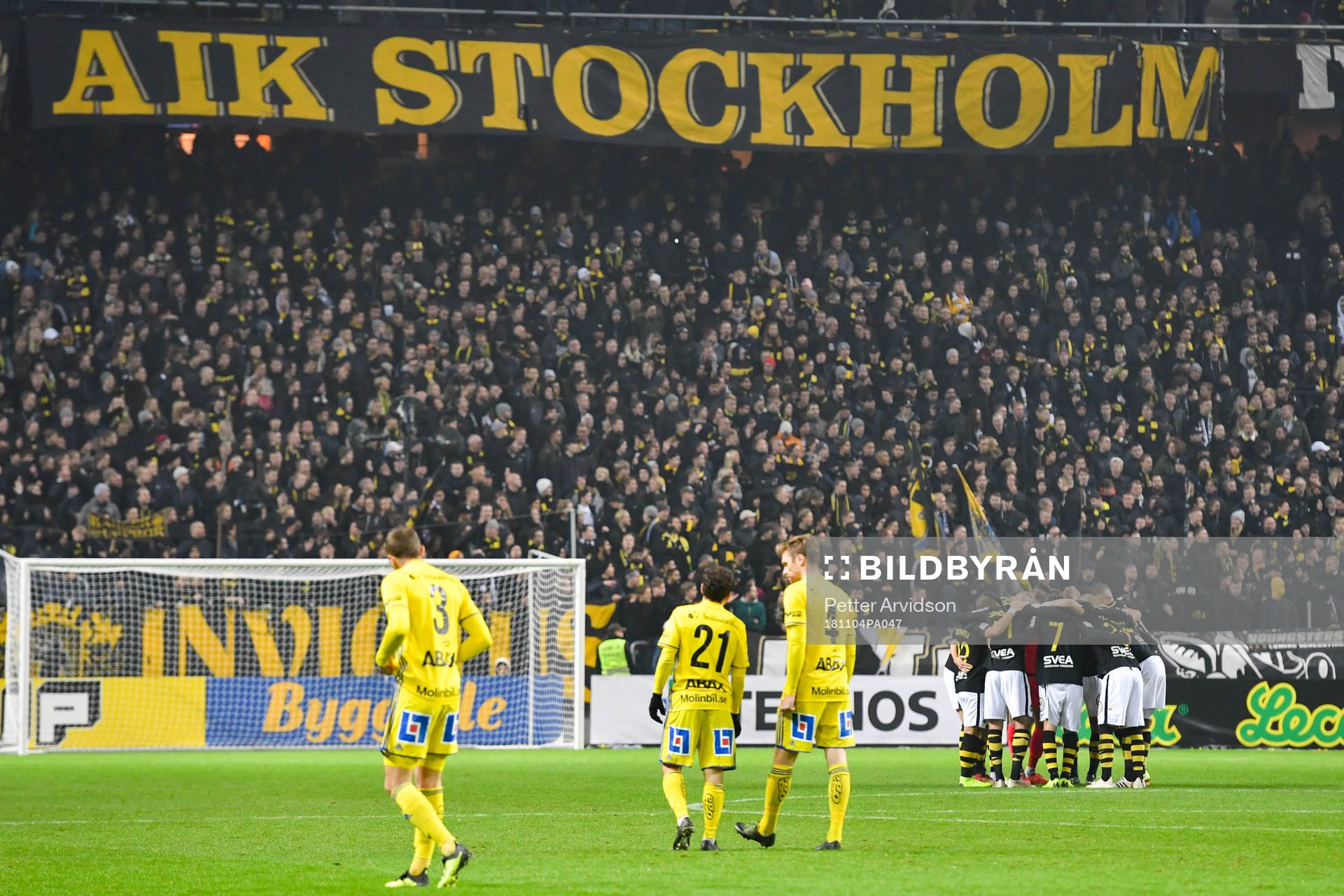 AIK:s spelare samlas inför andra halvlek under fotbollsmatchen i Allsvenskan mellan AIK och GIF Sundsvall den 4 november 2018 i Stockholm.