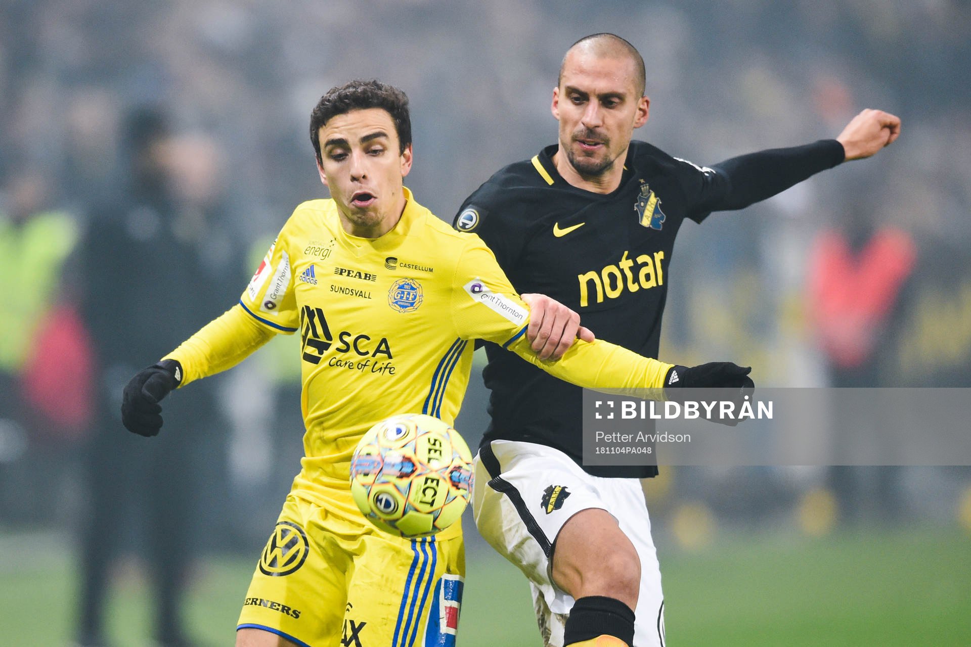 s Panos Dimitriadis i kamp om bollen