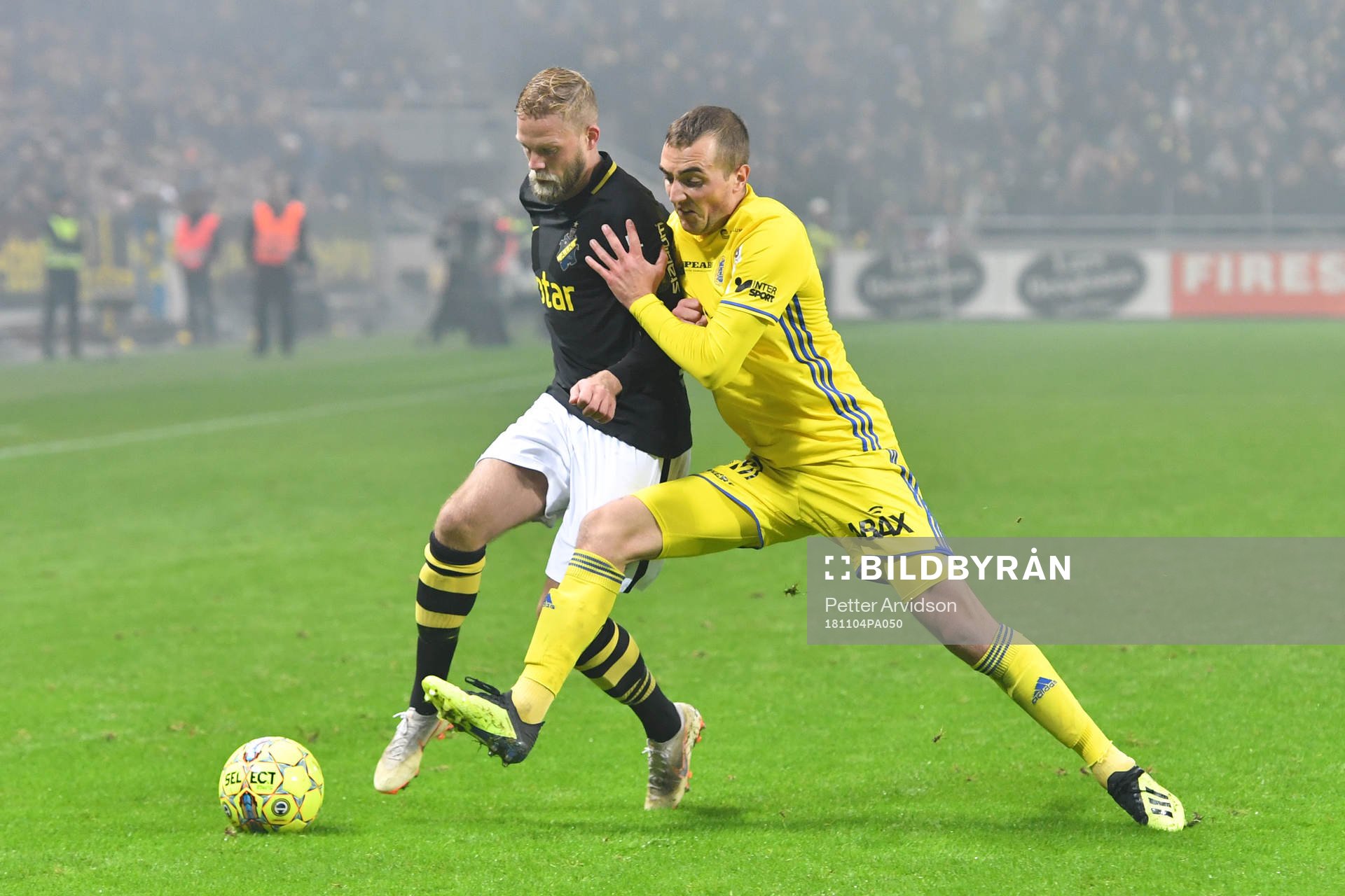 AIK:s Daniel Sundgren och Sundsvalls Dennis Olsson i kamp om bollen under fotbollsmatchen i Allsvenskan mellan AIK och GIF Sundsvall den 4 november 2018 i Stockholm.