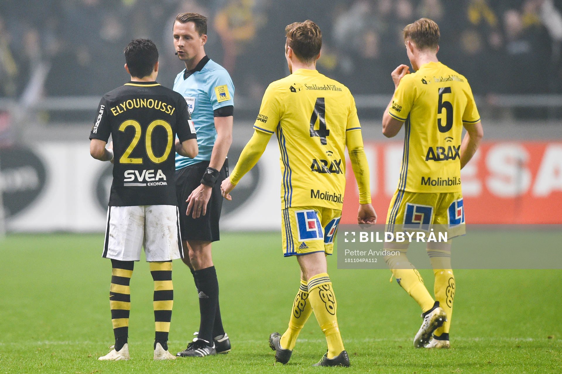 s Tarik Elyounoussi i samtal med domare Andreas Ekberg i