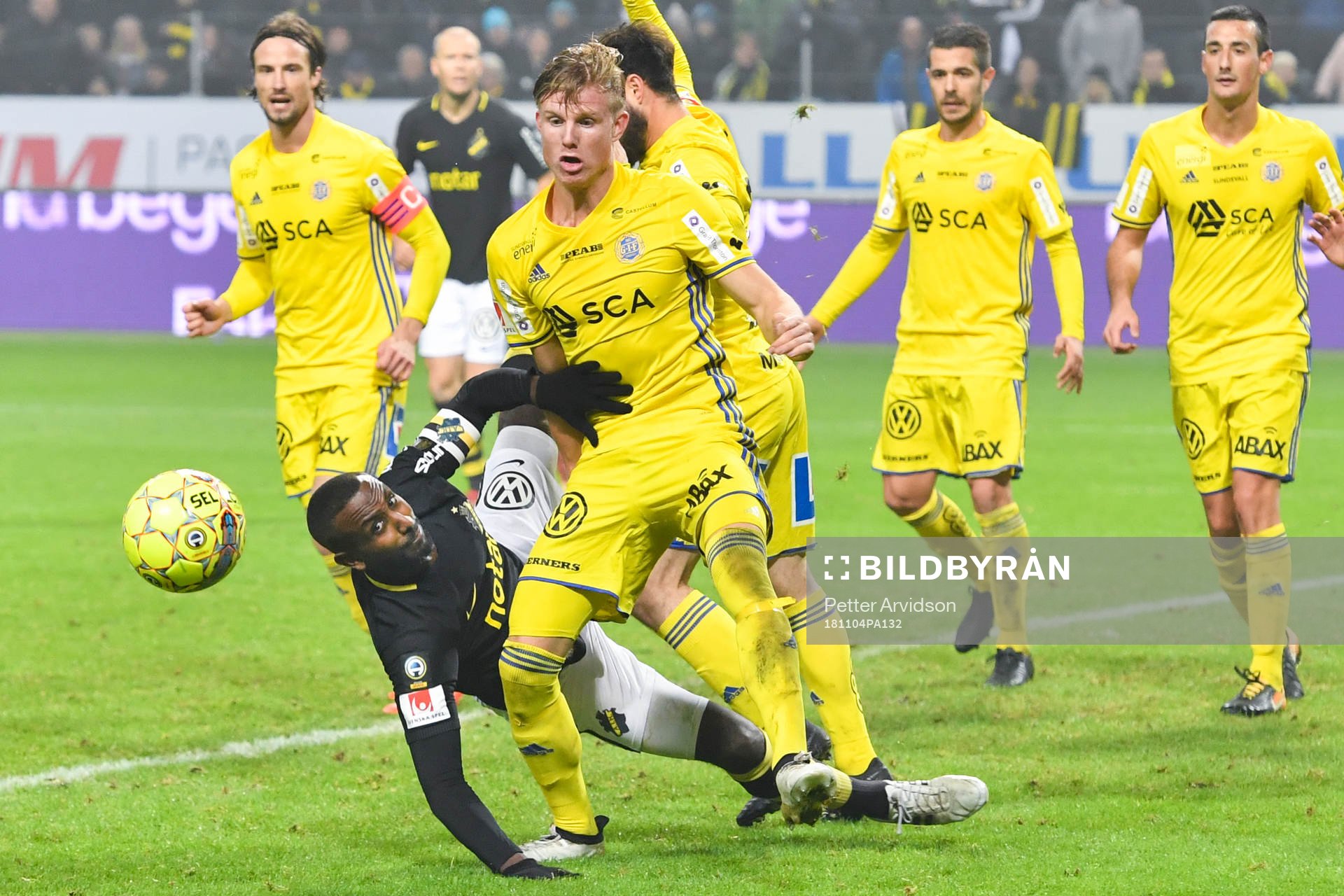AIK:s Henok Goitom faller i kamp med Sundsvalls Eric Björkander under fotbollsmatchen i Allsvenskan mellan AIK och GIF Sundsvall den 4 november 2018 i Stockholm.