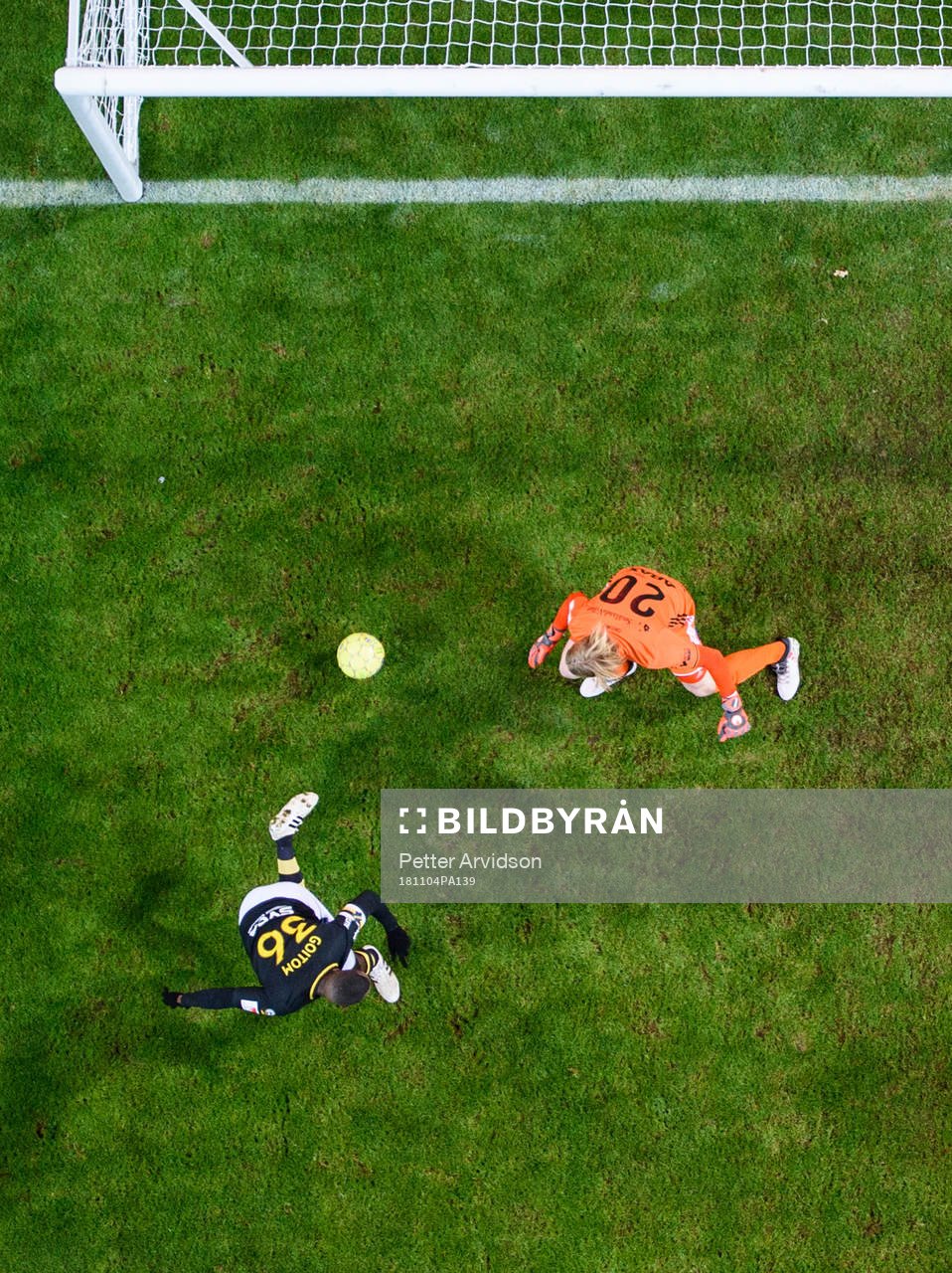 s Henok Goitom klackar in 1-0 bakom Sundsvalls målvakt