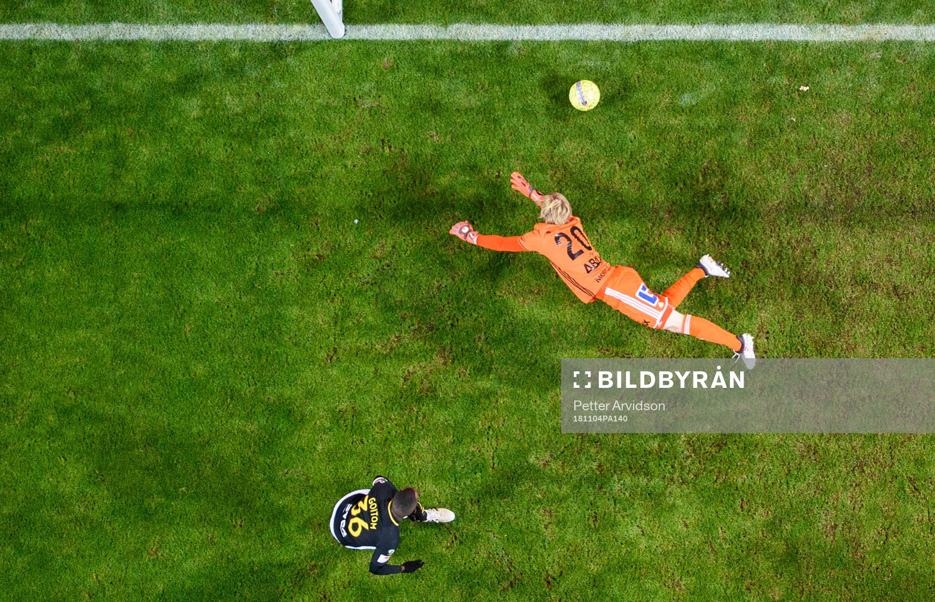 s Henok Goitom klackar in 1-0 bakom Sundsvalls målvakt