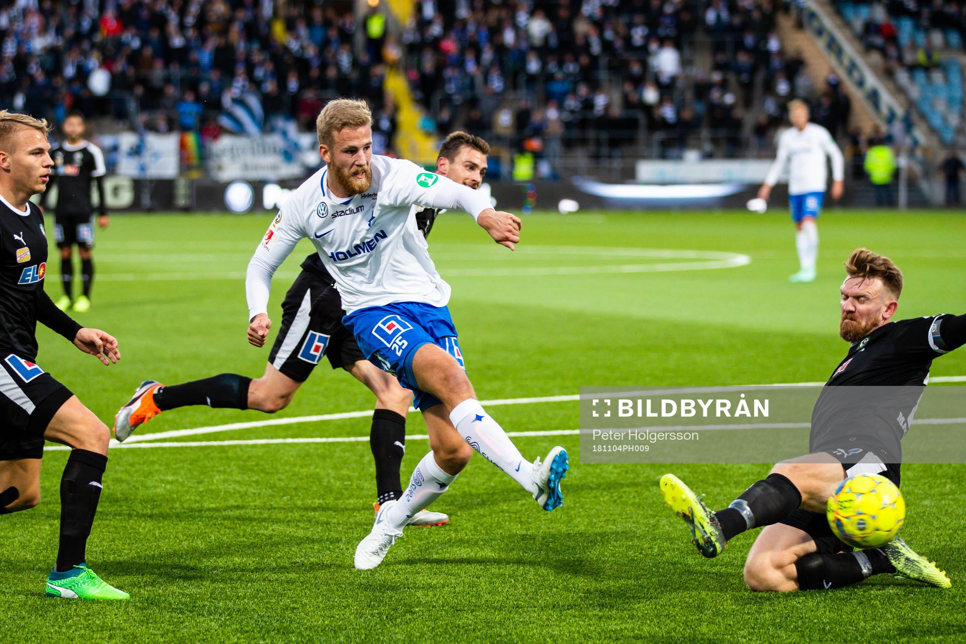 Norrköpings Filip Dagerstål skjuter