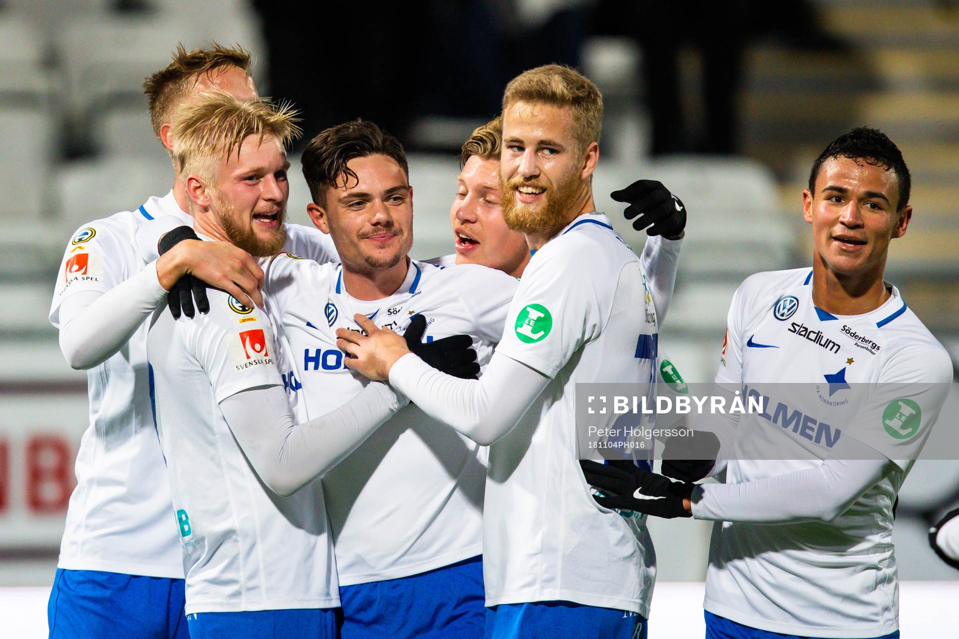 Norrköpings David Moberg Karlsson jublar med lagkamrater